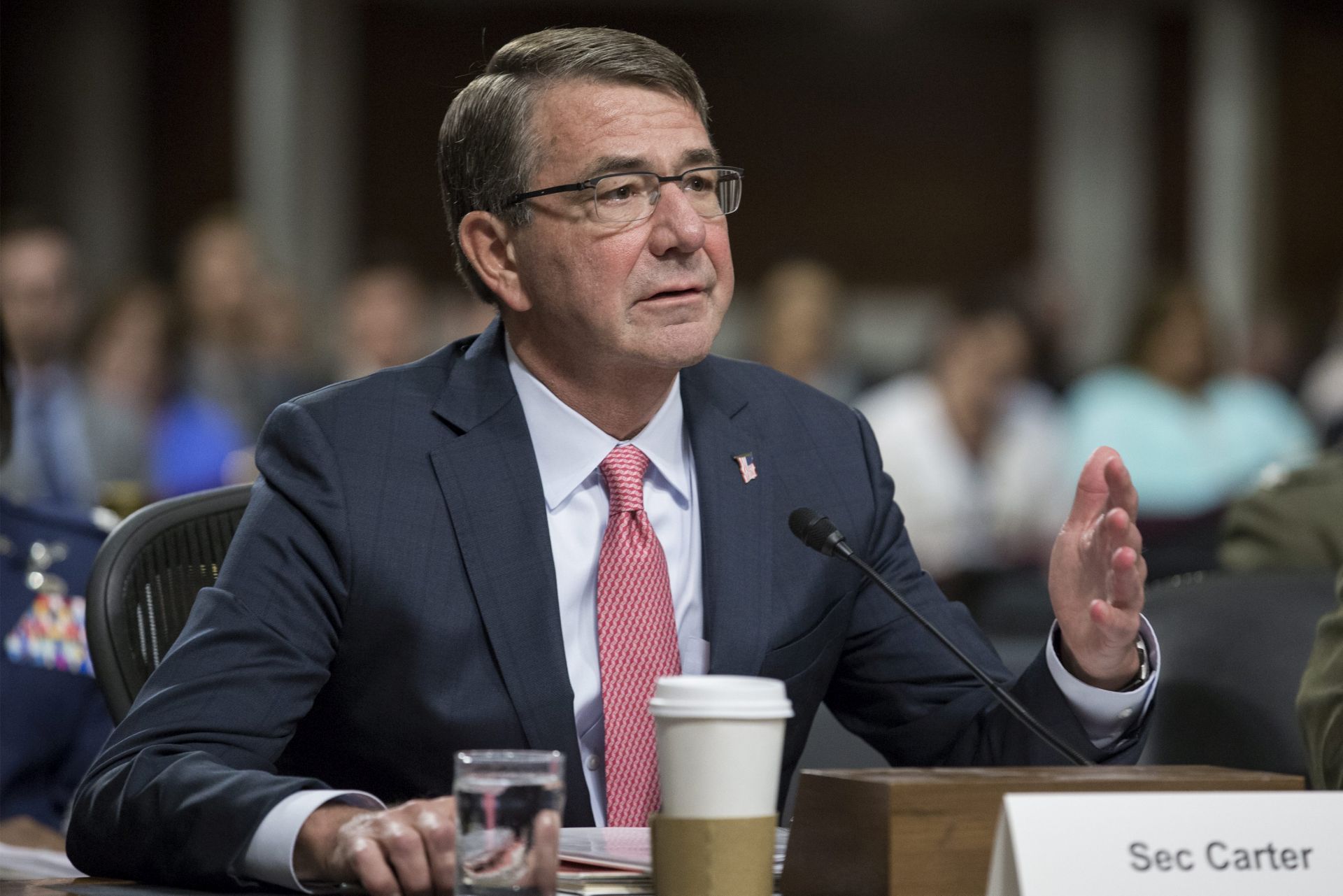 epa05552144 US Defense Secretary Ashton Carter appears before the Senate Armed Services Committee hearing on 'US National Security Challenges and Ongoing Military Operations', on Capitol Hill in Washington, DC, USA, 22 September 2016.  EPA/MICHAEL REYNOLDS