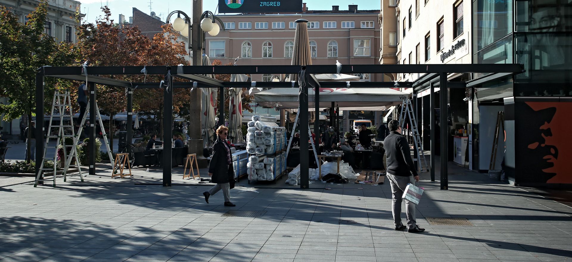 04.10.2016., Zagreb - Dok radnici postavljaju veliku metalnu kontrukciju na Trg Petra Preradovica-Cvjetni trg, izmedju crkve i spomenika Petru Preradovicu, prolaznici negoduju radi narusavanja izgleda. Jedan dio metalne konstrukcije postavlja se i preko puta poslovnog prostora uz glavni ulaz u Centar Cvjetni.
Photo: Sanjin Strukic/PIXSELL
