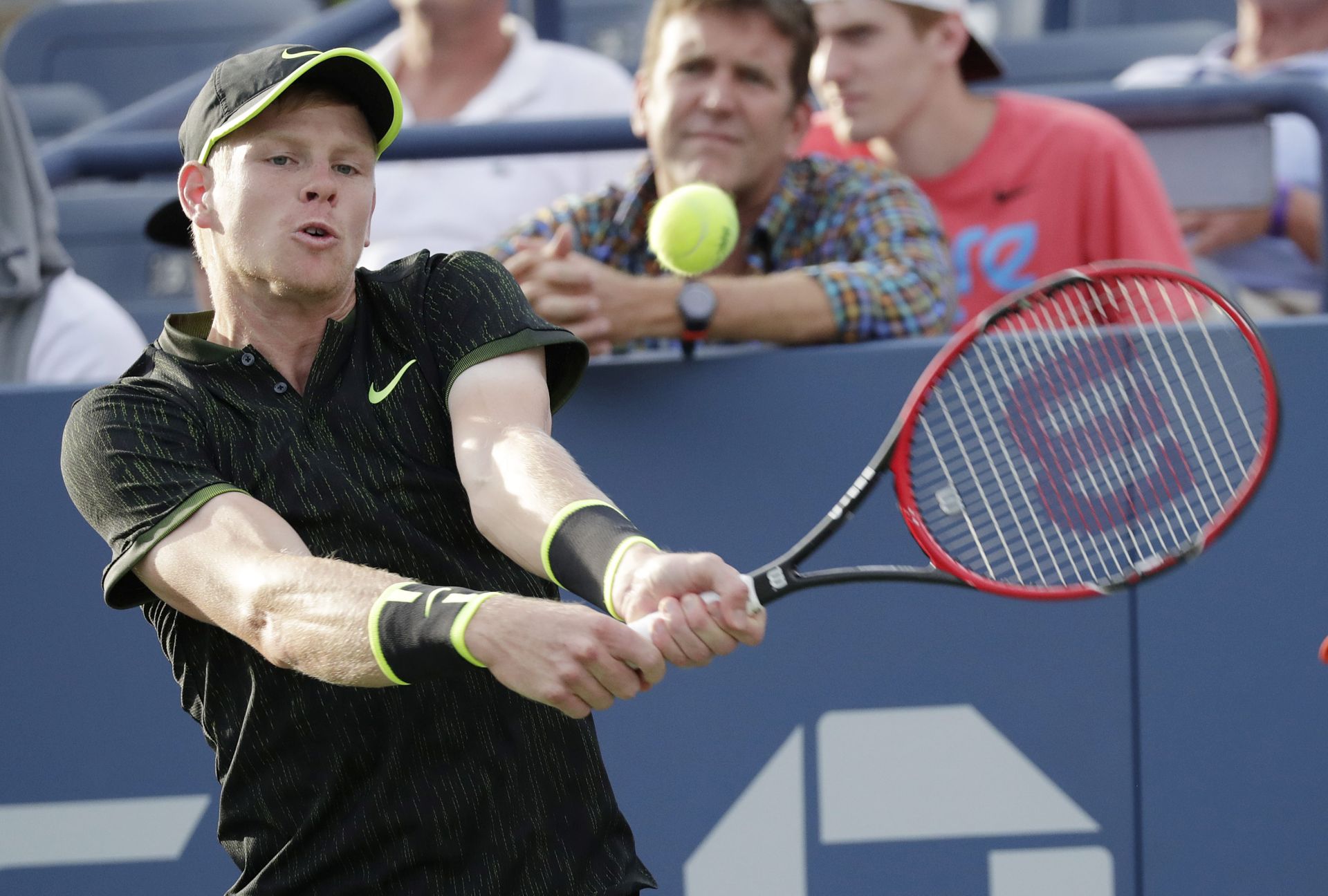 epa05521219 Kyle Edmund of Great Britain hits a return to John Isner of the US during their match on the fifth day of the US Open Tennis Championships at the USTA National Tennis Center in Flushing Meadows, New York, USA, 02 September 2016.  The US Open runs through September 11.  EPA/PETER FOLEY