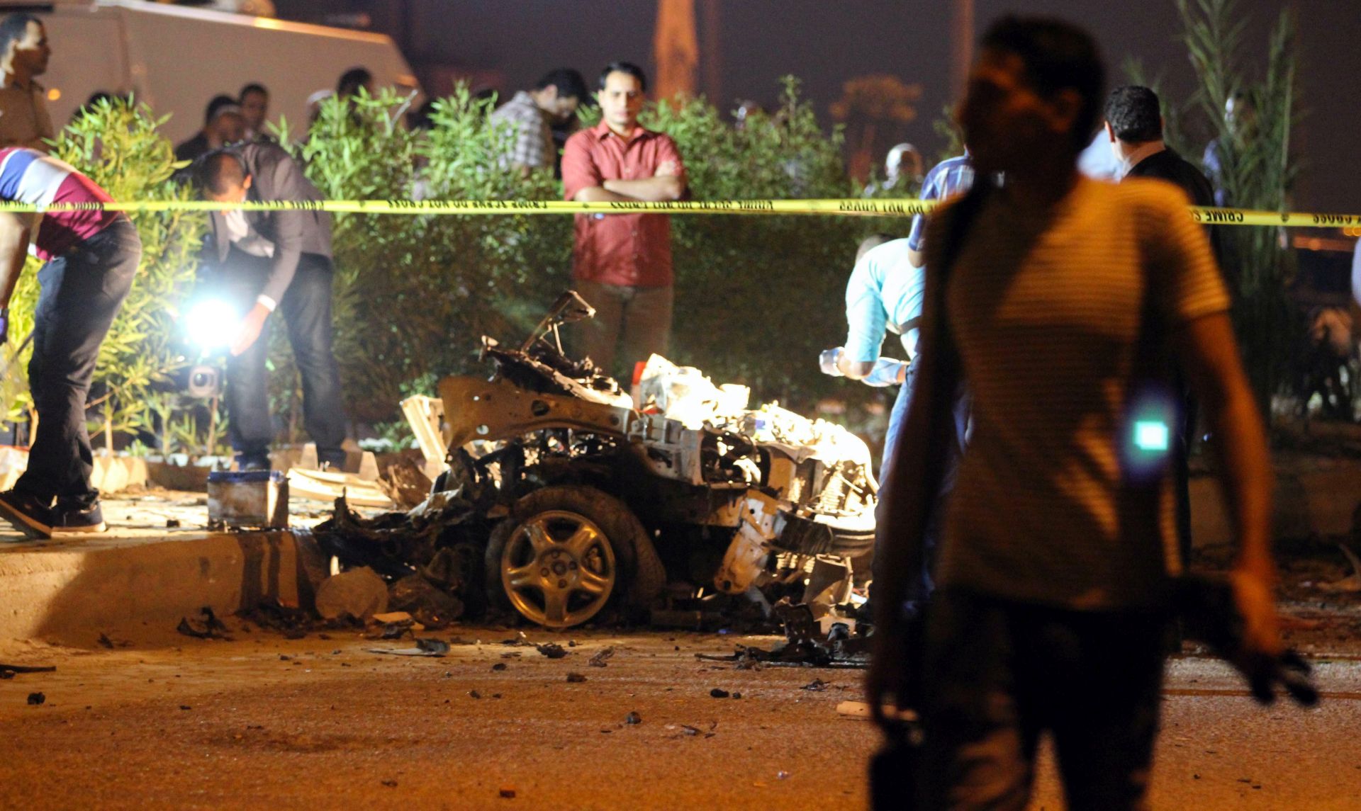 epa05562837 Egyptian security officials inspect the scene following a bomb blast in new Cairo, Egypt, 29 September 2016. The car bomb in New Cairo targeted a vehicle of a passing convoy transporting the country's top prosecutor's assistant, Zakaria Abd El-Aziz, Egypt's interior ministry announced in a statement.  EPA/ESSLAM GOMAA