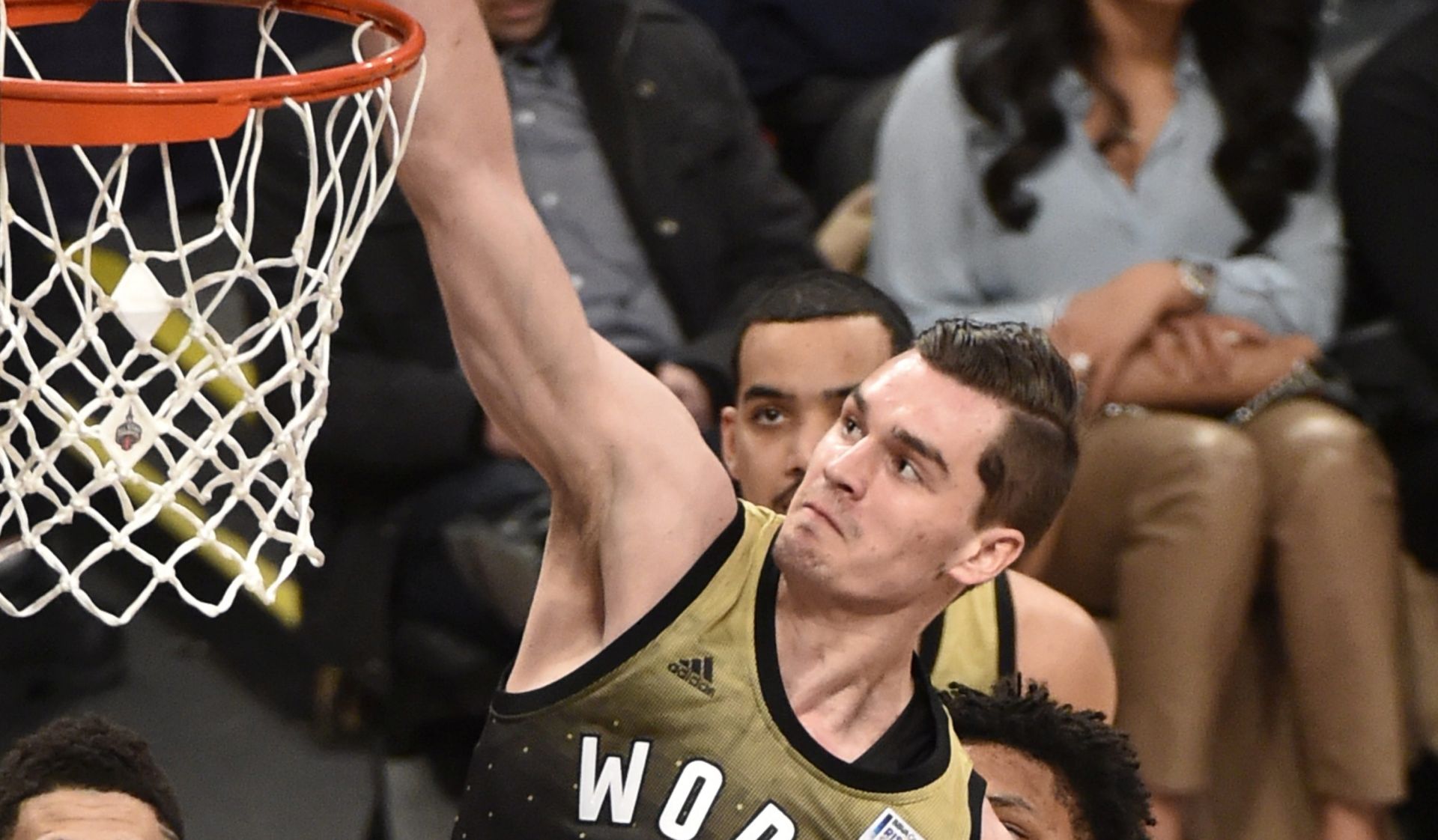 epa05157571 World Team player Mario Hezonja of Croatia dunks the ball against the United States Team during the Rising Stars Challenge game in Toronto, Ontario, Canada, 12 February 2016. This is the first time the NBA All-Star game has been held outside the United States.  EPA/WARREN TODA CORBIS OUT