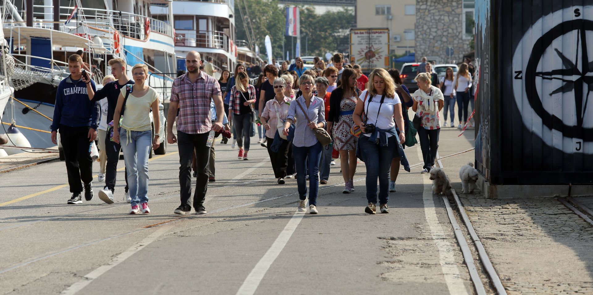 01.10.2016., Rijeka - Akcija Hodanjem do zdravlja koju je pokrenuo Hrvatski zavod za javno zdravstvo odrzana je na lukobranu rijecke luke popularno zvanom Mololongo. 
Photo: Goran Kovacic/PIXSELL