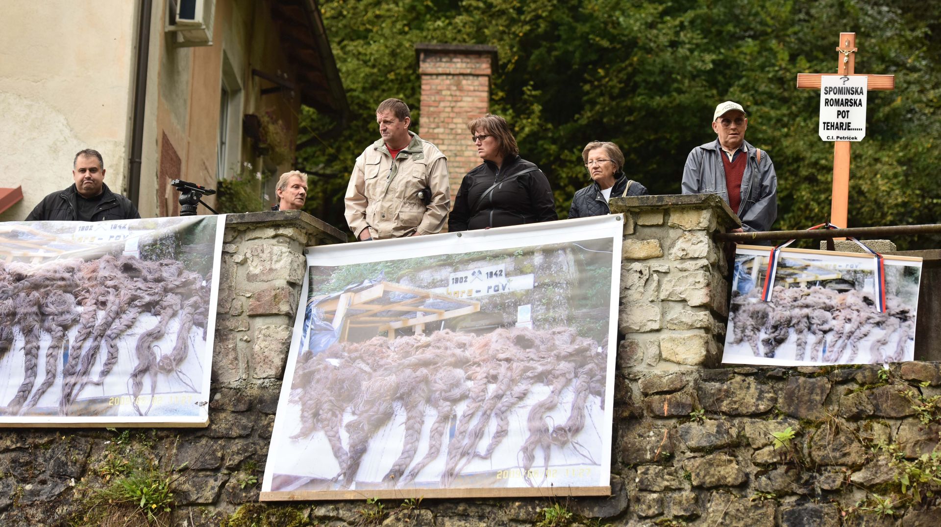 Ljubljana, 3.10.2016 - U ponedjeljak je poèeo prijenos posmrtnih ostataka rtava masovnog poratnog grobita iz naputenog rudnika Barbvarin rov, u selu Huda jama kod Celja, na mariborsko groblje Dobrava.
foto HINA/ STA/ Tamino Petelinsek/ ua