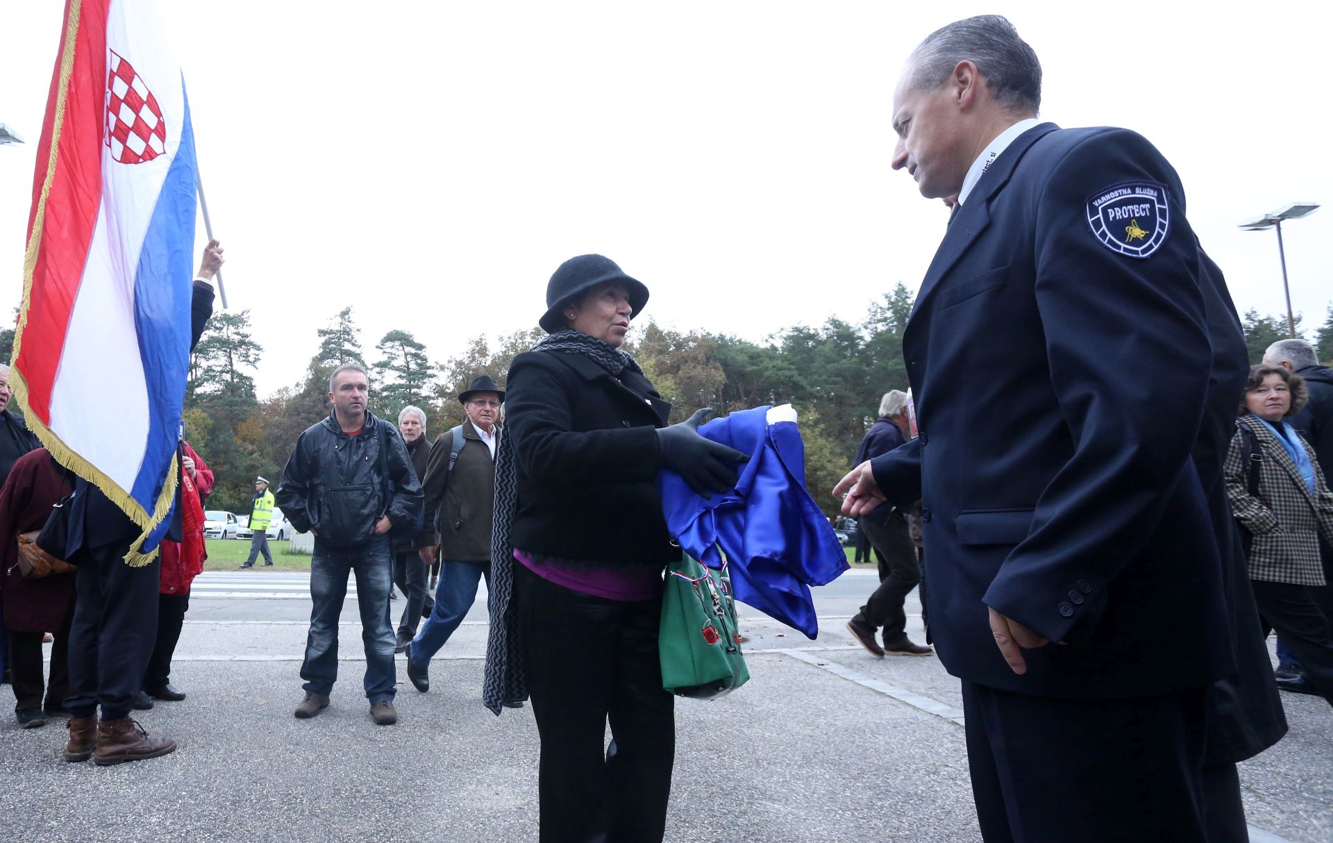 Maribor, 27.10.2016. - Komemoracija i pokop dijela žrtava iz masovne grobnice u rudniku Barbarin rov kod Hude Jame blizu Laškog. Na fotografiji slovenska policija zabranila je unošenje hrvatske zastave sa grbom bez krune u komemorativni centar. foto HINA/ Daniel KASAP / dk
