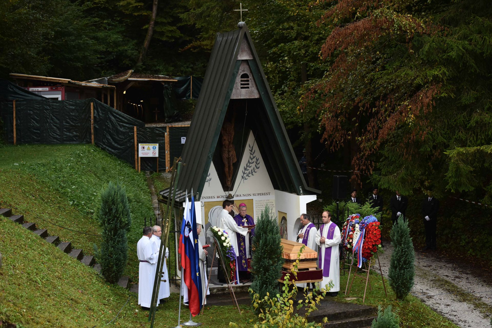 Ljubljana, 3.10.2016 - U ponedjeljak je poèeo prijenos posmrtnih ostataka rtava masovnog poratnog grobita iz naputenog rudnika Barbvarin rov, u selu Huda jama kod Celja, na mariborsko groblje Dobrava. 
foto HINA/ STA/ Tamino Petelinsek/ ua