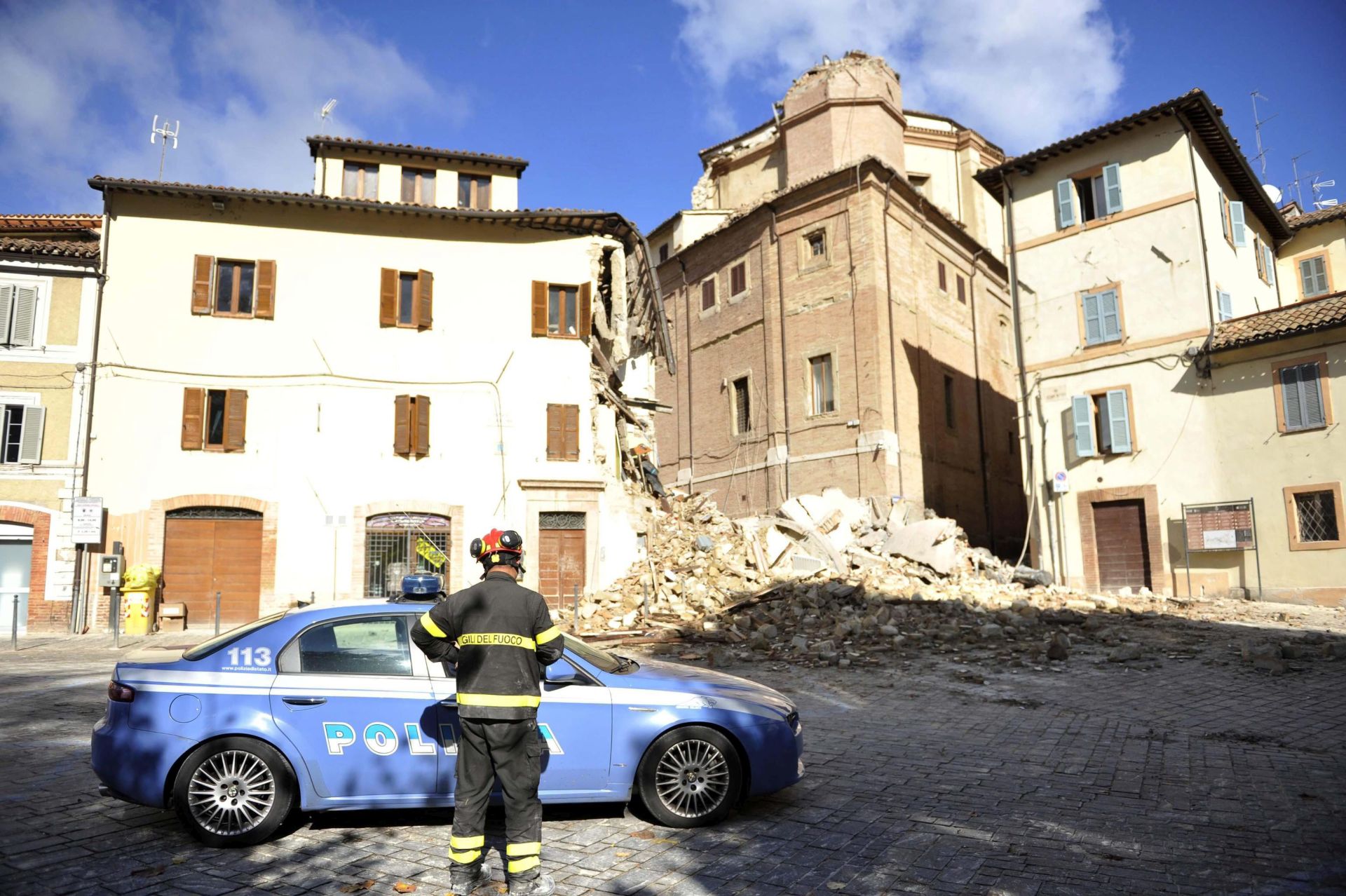epa05605525 A damaged house in Camerino, near Macerata, a day after two big earthquakes shook central Italy, 27 October 2016. At least 200 aftershocks followed the first of two big earthquakes to hit central Italy the previous evening, the National Institute of Geophysics (INGV). The first 5.4 magnitude quake struck at 19:10 Italian time and was followed by an even bigger one, of magnitude 5.9, at 21:18 on 26 October.  EPA/CRISTIANO CHIODI