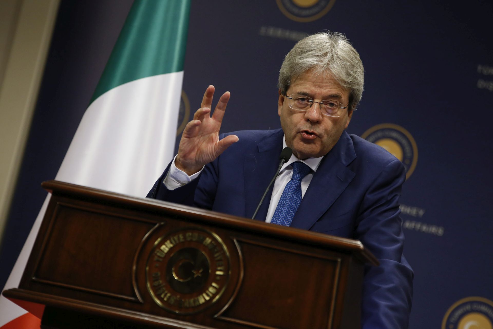 epa05573320 Italian Foreign Minister Paolo Gentiloni speaks during a joint press conference with Turkish Foreign Minister Mevlut Cavusoglu (not pictured) after their meeting in Ankara, Turkey, 06 October 2016. Genitloni is on a two-days visit to Turkey.  EPA/TUMAY BERKIN