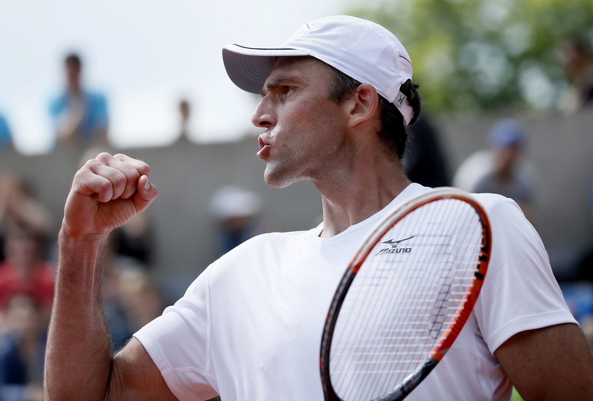 epa05328565 Ivo Karlovic of Croatia celebrates after winning against Australian Jordan Thompson in their men's single second round match during the French Open tennis tournament at Roland Garros in Paris, France 25 May 2016.  EPA/ETIENNE LAURENT