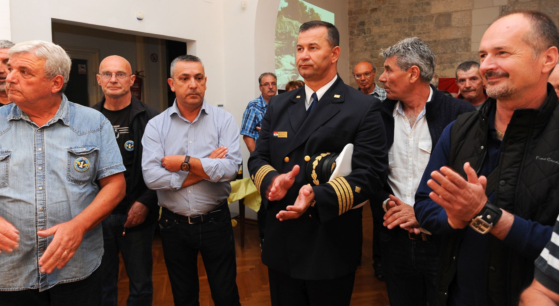 Split, 3. listopada 2016. - U Staroj gradskoj vijeænici otvorena je izloba ratnih fotografija u povodu 25. obljetnice formiranja 1. Obalno tehnièke bitnice "Kajuni" i u èast prvom poginulom pripadniku Hrvatske ratne mornarice Josipu Vraniæu. 
foto HINA / Mario STRMOTIÆ / mm