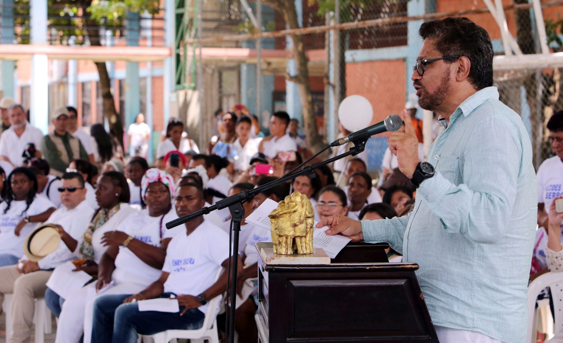 epa05564424 FARC guerrilla leader Ivan Marquez gives a speech during a meeting with victims of the La Chinita massacre, at the San Pedro Claver high school facilities, in Apartado, Colombia, 30 September 2016. Marquez said he regretted the event where 35 people died on the night of 23 January 1994 in La Chinita, a poor neighborhood in Apartado, Antioquia department.  EPA/MAURICIO DUENAS CASTANEDA