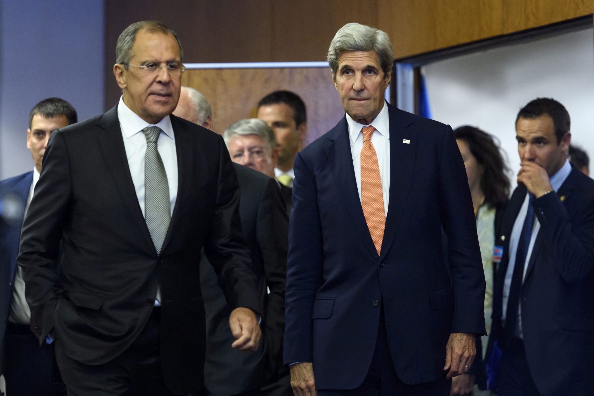 epa05532628 US Secretary of State John Kerry (2-R) and Russian Foreign Minister Sergei Lavrov (L) arrive for a press conference after their meeting in Geneva, Switzerland, 09 September 2016. Their talks focused on the Syrian crisis and on military cooperation against the so-called Islamic State.  EPA/MARTIAL TREZZINI