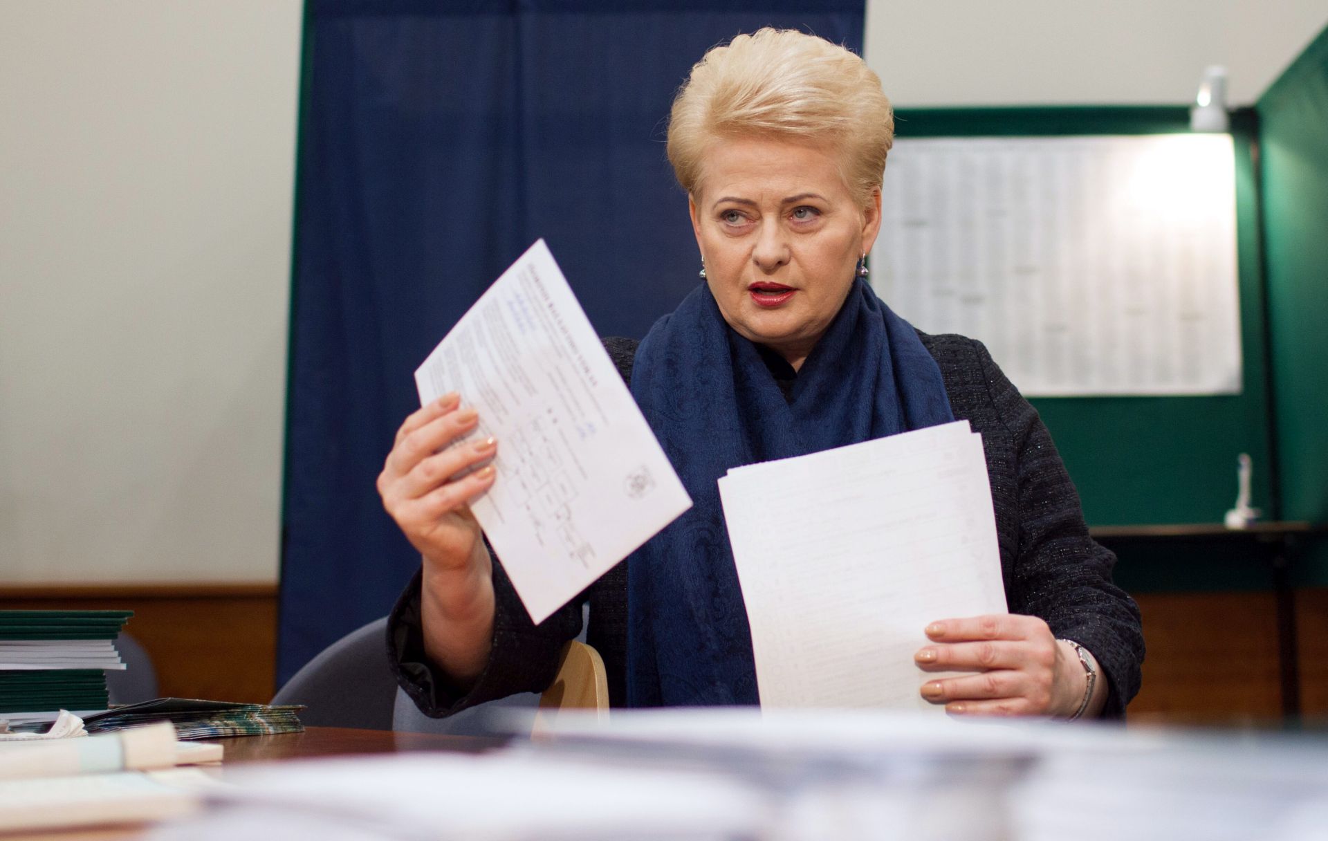 epa05571515 Lithuanian President Dalia Grybauskaite casts her vote during early voting form the parliamentary elections in Vilnius, Lithuania, 05 October 2016.
Parliamentary elections will be held in Lithuania on 09 October 2016.  EPA/KESTUTIS VANAGAS