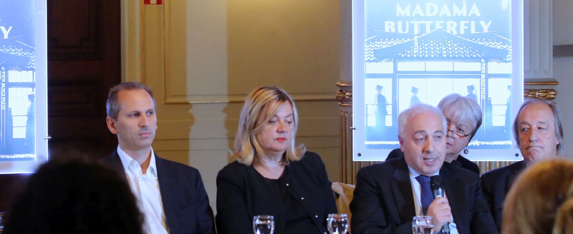 Zagreb,  03.10.2016. - Na konferenciji za novinare u HNK u povodu 25. obljetnice osnutka Talijanske unije i 20. obljetnice Ugovora o pravima manjina izmeðu Italije i Hrvatske, najavljena je izvedba opere "Madama Butterfly" Giacoma Puccinija. Na slici intendanti HNK Luciano Messi i Dubravka Vrgoè, talijanski veleposlanik Adriano Chiodi Cianfarani i predsjednik Talijanske unije Furio Radin. 
foto HINA/ Lana SLIVAR DOMINIÆ/ ua