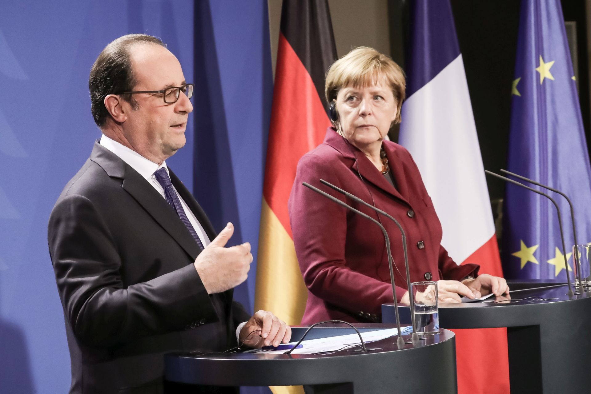 epa05592955 A picture made available on 20 October 2016 shows German Chancellor Angela Merkel (R) and French President Francois Hollande (L) attending a press conference in Berlin, Germany, 19 October 2016. Angela Merkel joined Normandy format talks with Russian President Vladimir Putin, Ukrainian President Petro Poroshenko and French President Francois Hollande at the Federal Chancellery in Berlin to discuss the situation in east Ukraine and Syria.  EPA/MICHAEL KAPPELER
