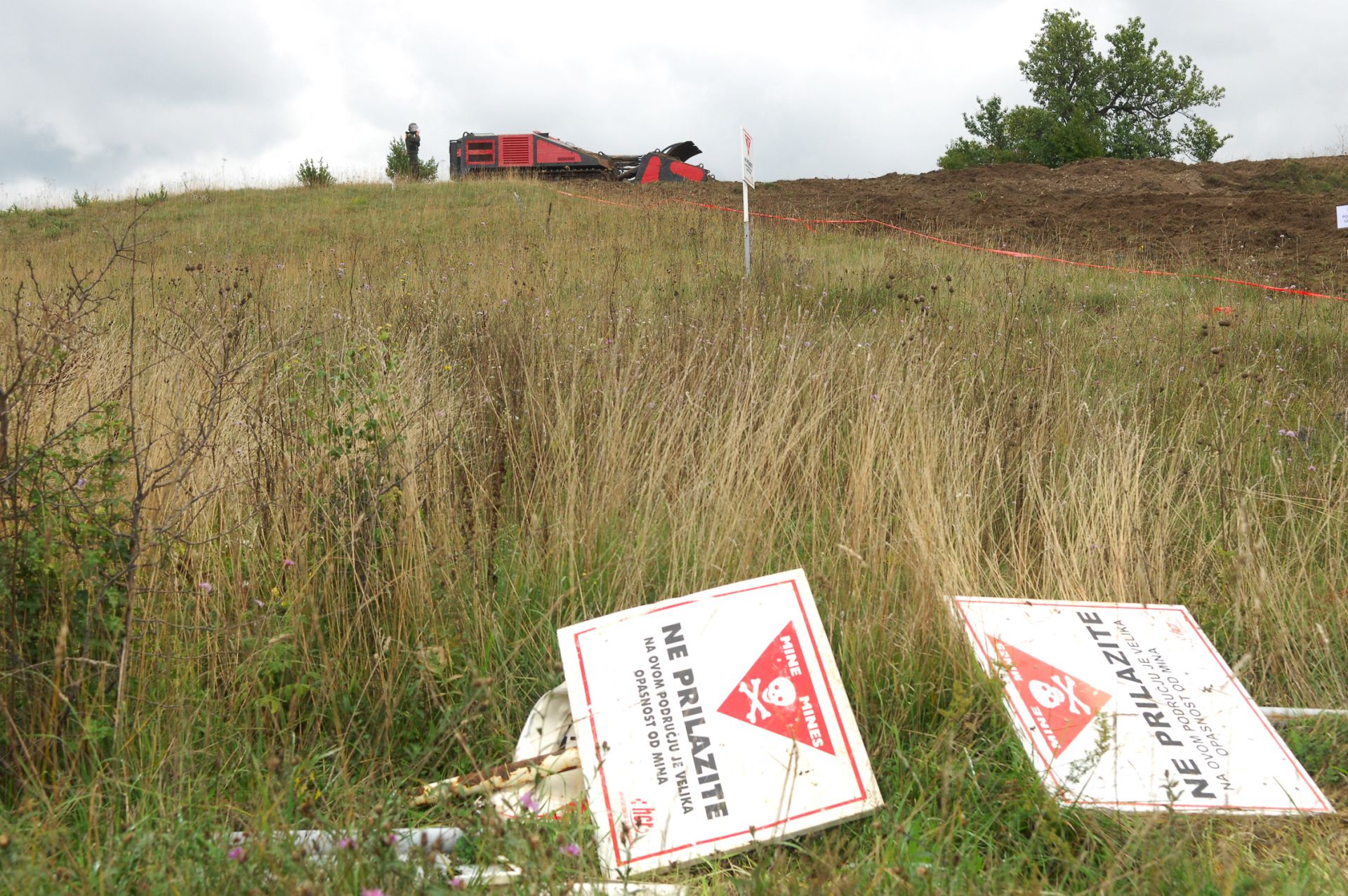 Karlovac, 11.9.2015 - Razminiranjem 1.2 milijuna èetvornih metara  u opæini Josipdol  poèela je u petak realizacija projekta "Razminiranje poljoprivrednog zemljita iz programa ruralnog razvoja" za devet upanija, za to je Ministarstvo poljoprivrede od Euroskog poljoprivrednog fonda za ruralni razvoj dobilo ukupno 75 milijuna eura, od èega je za est lokaliteta Karlovaèkoj upaniji dodjeljeno 28,9 milijuna kuna.
foto HINA/ Mladen VOLARIÆ/ ua