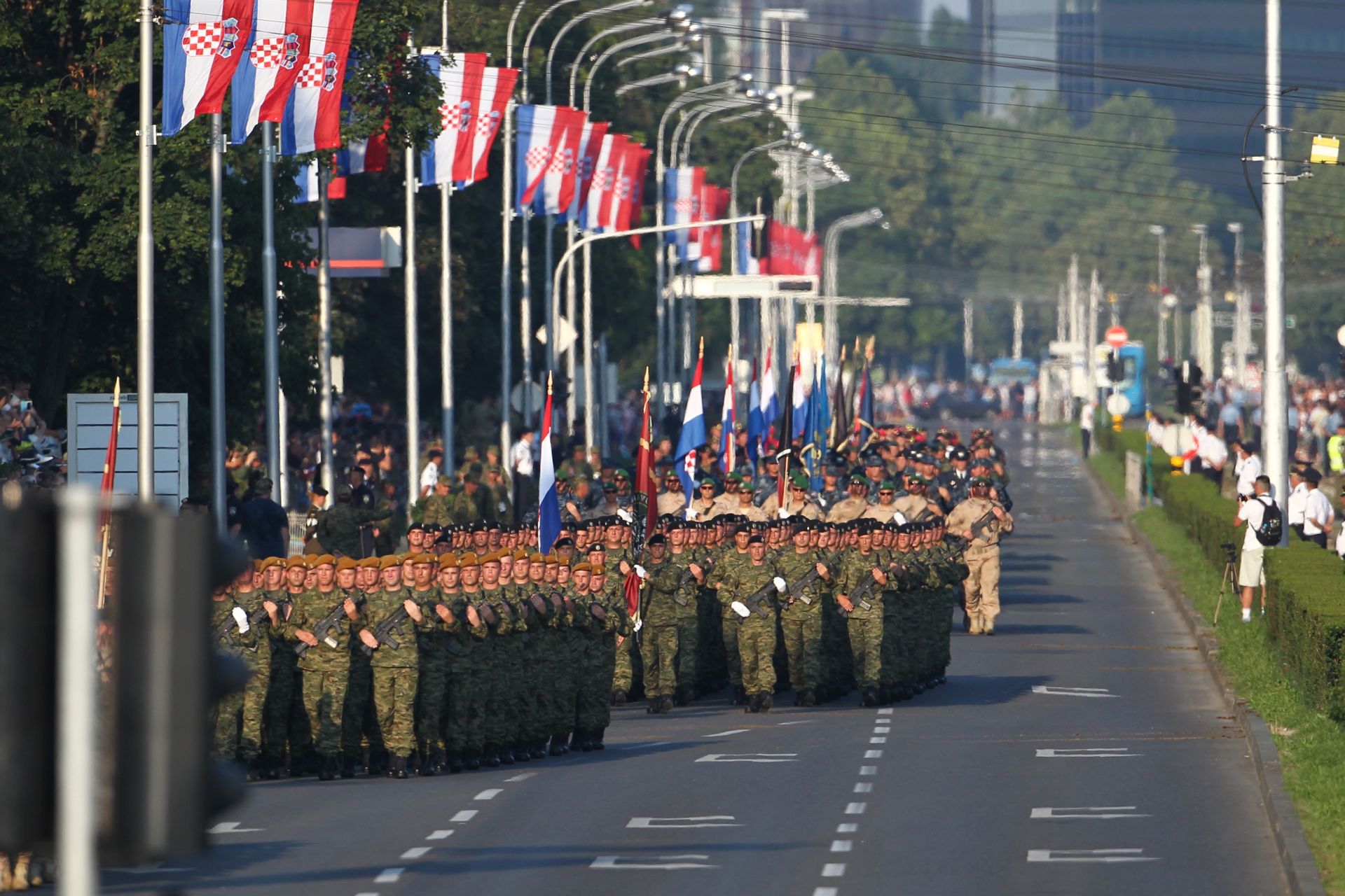 04.08.2015., Zagreb - Svecani mimohod Hrvatske vojske povodom obiljezavanja Dana pobjede i domovinske zahvalnosti i Dana hrvatskih branitelja te 20. obljetnice vojno-redarstvene operacije Oluja. U mimohodu od Avenije Marina Drzica do Savske ulice sudjeluju pjesacki, zrakoplovni te motorizirani, mehanizirani i oklopni postroji s razlicitim borbenim i neborbenim vozilima. U pjesackom dijelu postroja sudjeluju pripadnici Oruzanih snaga RH, Ministarstva unutarnjih poslova (MUP), operativnih snaga civilnih struktura (vatrogastva i Drzavne uprave za zastitu i spasavanje (DUZS), Hrvatske gorske sluzbe spasavanja (HGSS), branitelji i povijesne postrojbe (Sinjski alkari, Dubrovacki trombonjeri, Trenkovi panduri...) te kadeti Hrvatskog vojnog ucilista Petar Zrinski. Pume, Vukovi, specijalna postrojbe. 
Photo: Zeljko Lukunic/PIXSELL