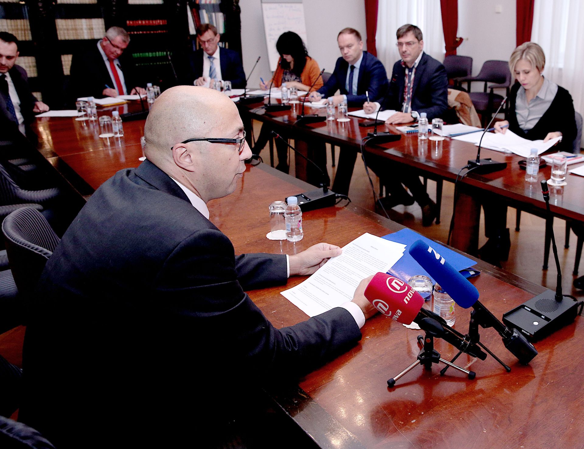 17.10.2016., Zagreb - Sjednica Odbora za zakonodavstvo odgodjena je jer se jutros nisu pojavili Mostovi predlagatelji zakona, dosao je samo Ivan Kovacic, koji je predstavio Zakon o financiranju politickih stranaka. Nakon sto je SDP rekao da se taj zakon ne bi trebao donositi po hitnoj proceduri, sastanak je zavrsio. Ivan Kovacic, Drazen Bosnjakovic. 
Photo: Patrik Macek/PIXSELL