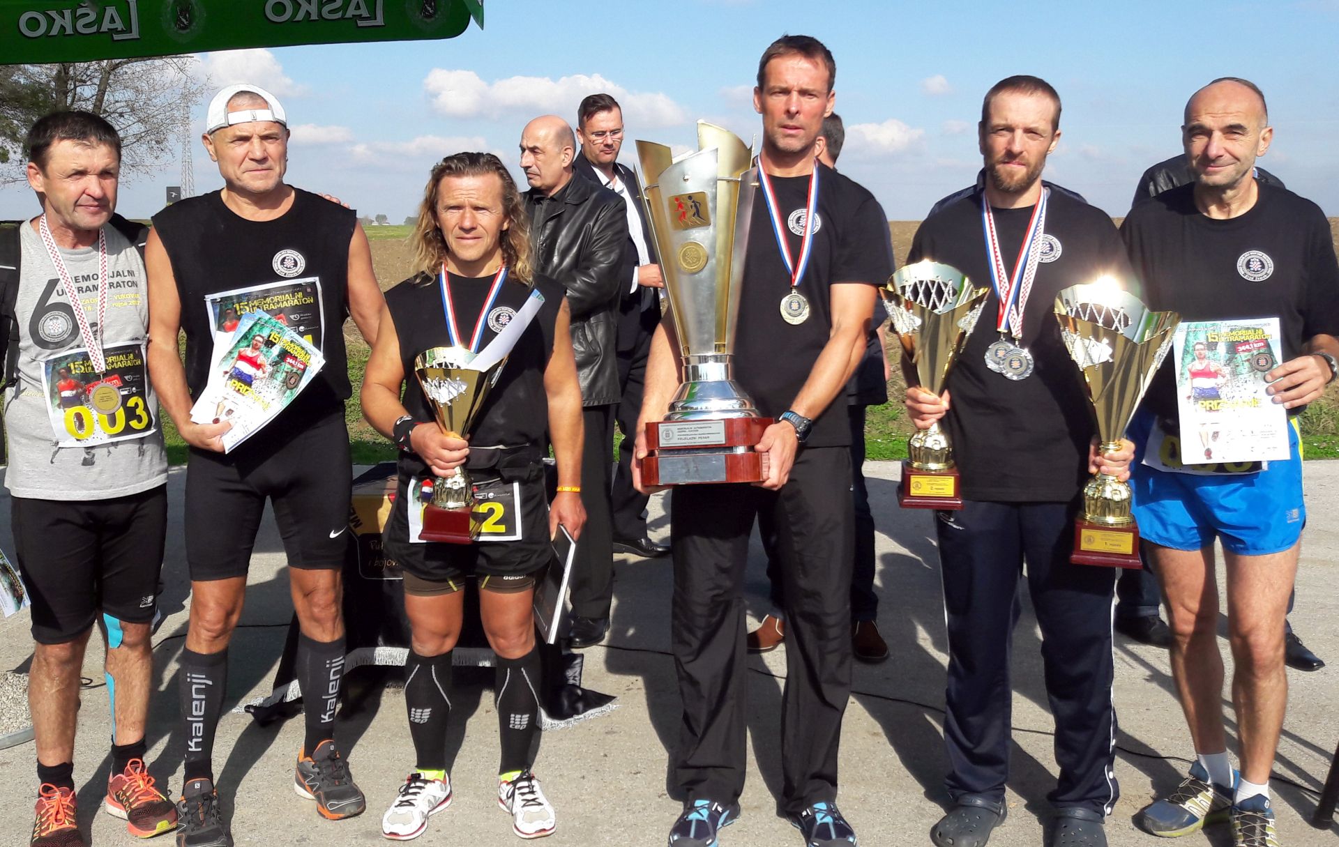 Vukovar, 22.10.2016 - Slovenski maratonac Lojze Premuiæ ukupni je pobjednik 15. meðunarodnog memorijalnog ultramaratona Zagreb - Vukovar "Putevi dragovoljaca HOS-a i bojovnika Domovinskog rata" pretrèavi trasu ultramaratona u duini od 344,1 kilometar od Zagreba do Ovèare kod Vukovara u ukupnom vremenu od 29 sati 43 minute i 2 sekunde.
foto HINA/ eljko DRAENOVIÆ/ ds