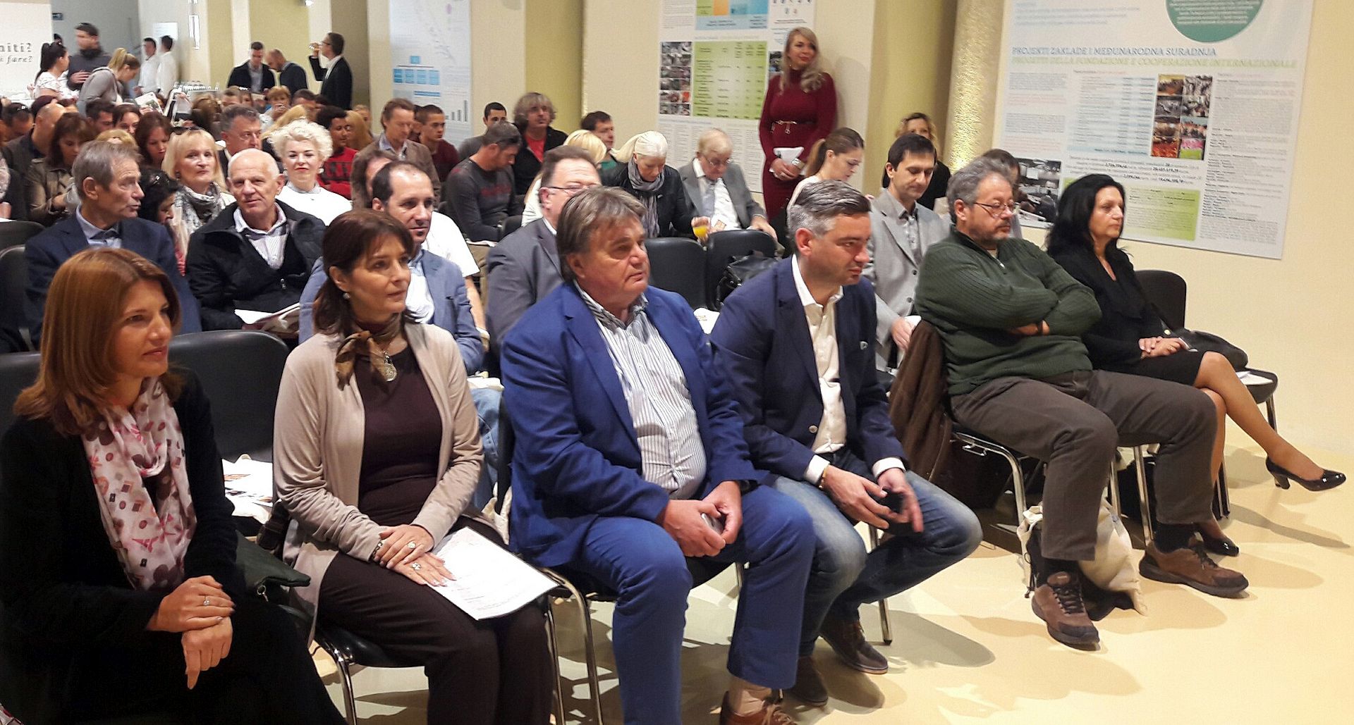 Pula, 22.10.2016 - "Proizvodnja hrane u Hrvatskoj i EU: eko, bio, organsko - sigurno?", naziv je okruglog stola koji je u subotu u organizaciji Ureda za informiranje Europskog parlamenta u Republici Hrvatskoj odran u Muzejsko-galerijskom prostoru Sveta Srca. Na tom su skupu o raznim aspektima ekoloke proizvodnje hrane, od preciznog odreðenja termina do europske i hrvatske zakonske regulative, te goruæeg pitanja GMO proizvodnje, raspravljali relevantni struènjaci meðu kojima i  zastupnik u Europskome parlamentu Ivan Jakovèiæ (ALDE), koji je kao èlan Odbora za poljoprivredu i ruralni razvoj sudjelovao u izradi izvjeæa o prijedlogu uredbe Europskog parlamenta i Vijeæa o ekolokoj proizvodnji i oznaèavanju ekolokih proizvoda.
foto HINA/ Daniele Sponza/ ds