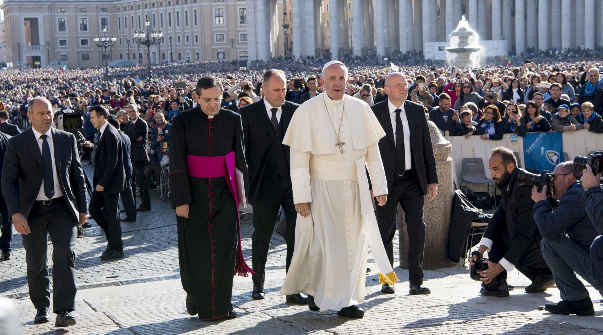 epa05597316 Pope Francis arrives for a Jubilee audience in St. Peter's Square at the Vatican, 22 October 2016.  EPA/MAURIZIO BRAMBATTI