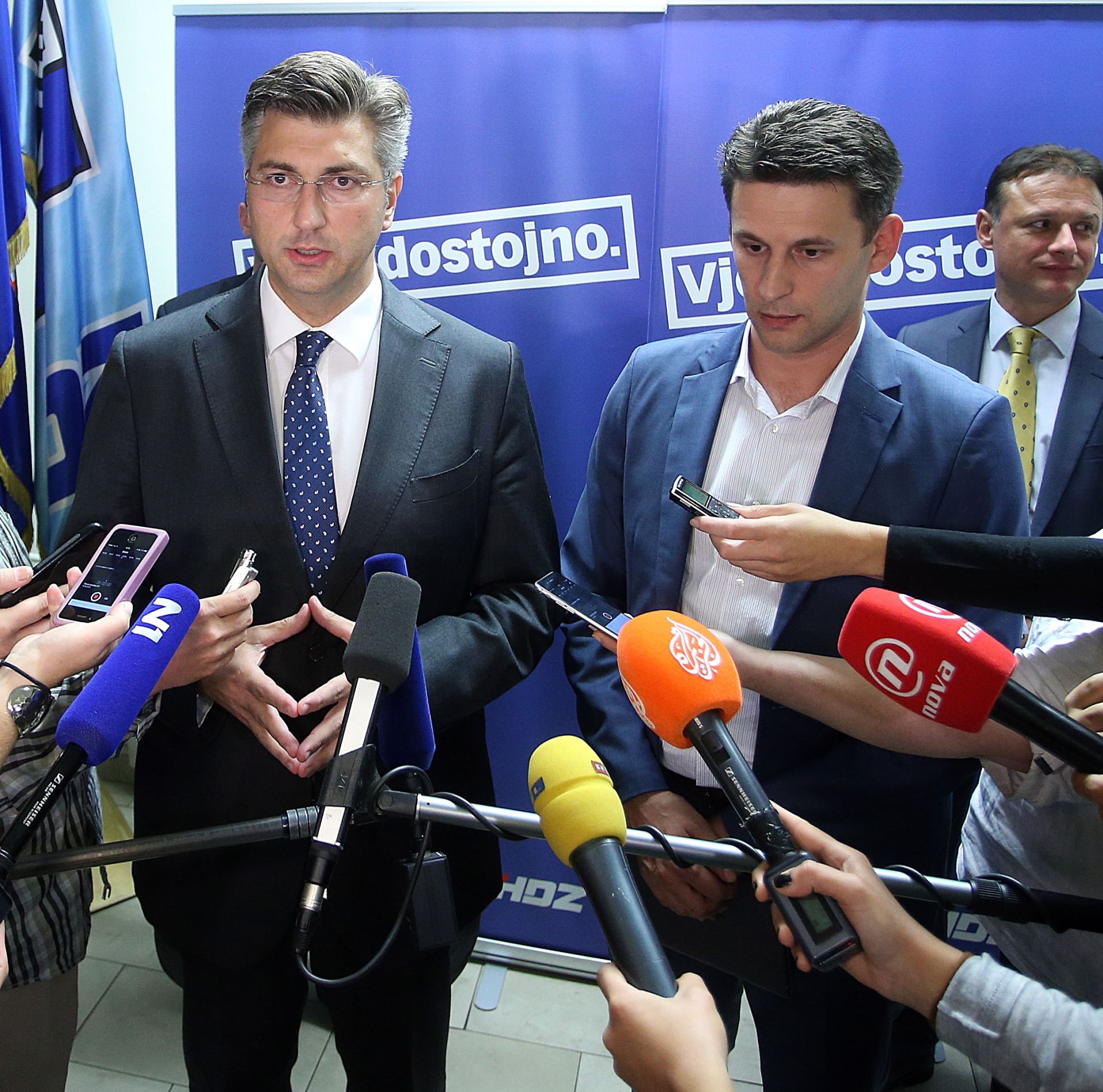 26.09.2016., Zagreb - U sjedistu HDZ-a nakon treceg kruga pregovora o formiranju Vlade izmedju HDZ-a i MOST-a celnici stranaka Bozo Petrov i Andrej Plenkovic dali su izjave okupljenim medijima. 
Photo: Goran Stanzl/PIXSELL