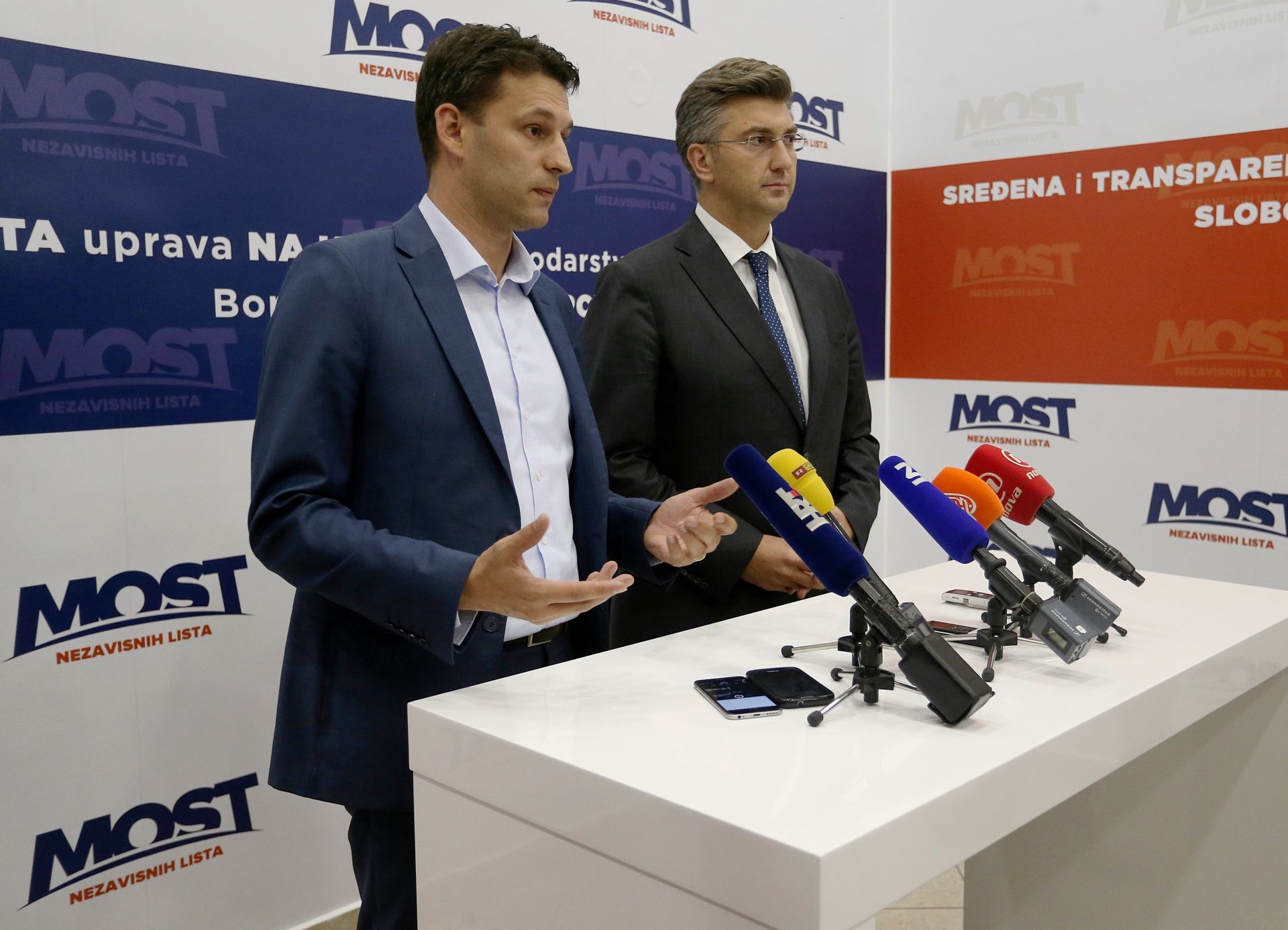 03.10.2016., Zagreb - Sjediste MOST-a, izjave predsjednika MOST-a Boze Petrova i Predsjednika HDZ-a Andreja Plenkovica nakon jos jedne runde pregovora. 
Photo: Dalibor Urukalovic/PIXSELL