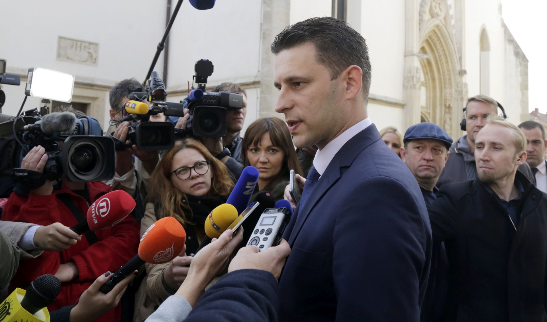 Zagreb, 25.10.2016 - Predsjednik Hrvatskog sabora Boo Petrov dao je izjavu ispred zgrade Vlade RH.
foto HINA/ Denis CERIÆ /dc