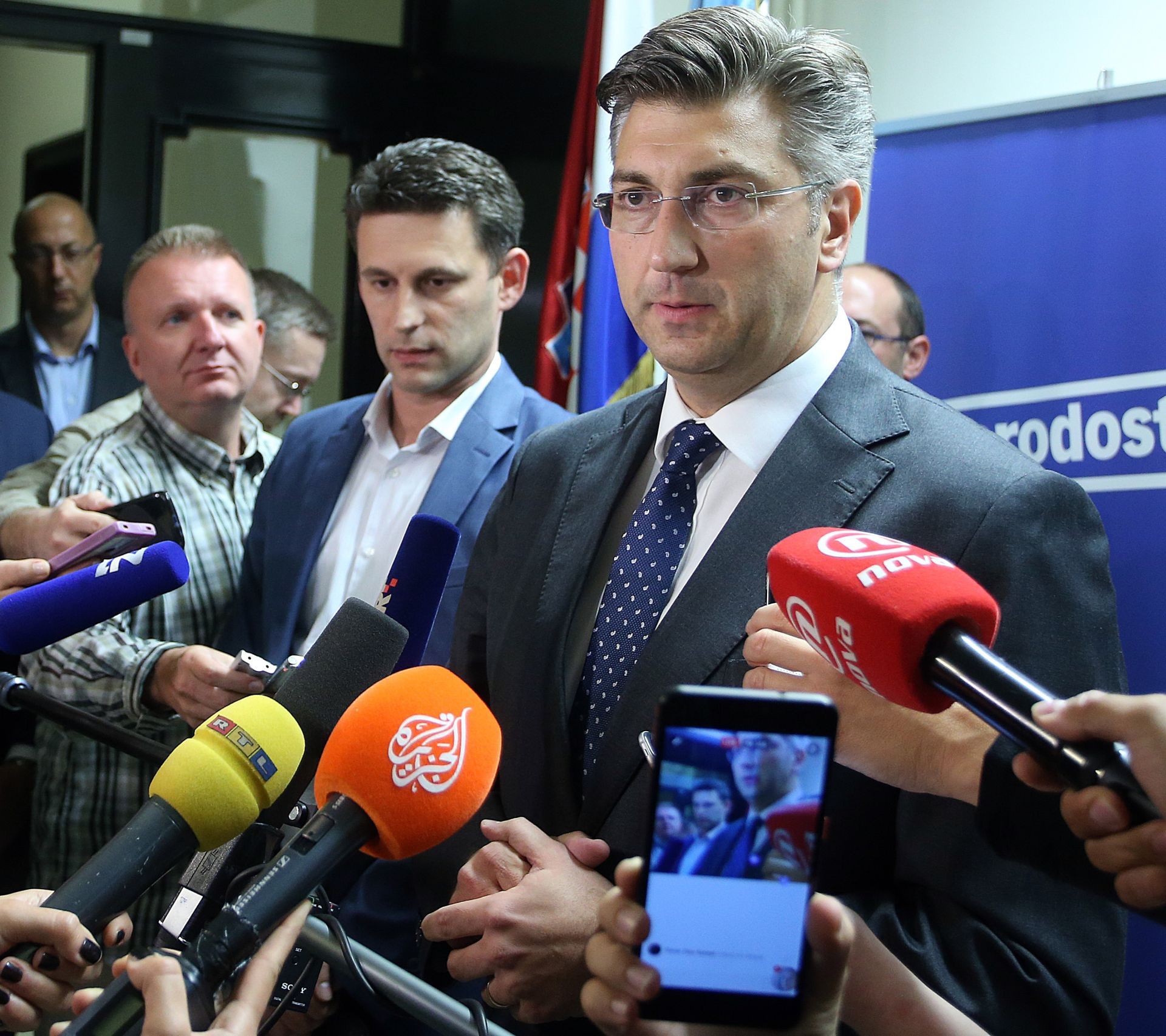 26.09.2016., Zagreb - U sjedistu HDZ-a nakon treceg kruga pregovora o formiranju Vlade izmedju HDZ-a i MOST-a celnici stranaka Bozo Petrov i Andrej Plenkovic dali su izjave okupljenim medijima. 
Photo: Goran Stanzl/PIXSELL
