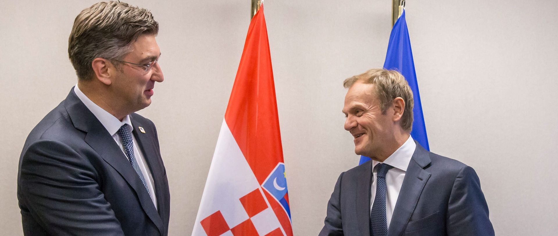 epa05594004 New Croatian Prime Minister Andrej Plenkovic (L) and EU council President Donald Tusk during a meeting ahead of an European Summit in Brussels, Belgium, 20 October 2016. EU Leaders meet on 20 and 21 October to discuss migration, trade and Russia, including its role in Syria, it will be also the first summit attended by new British Prime Minister Theresa May.  EPA/STEPHANIE LECOCQ / POOL