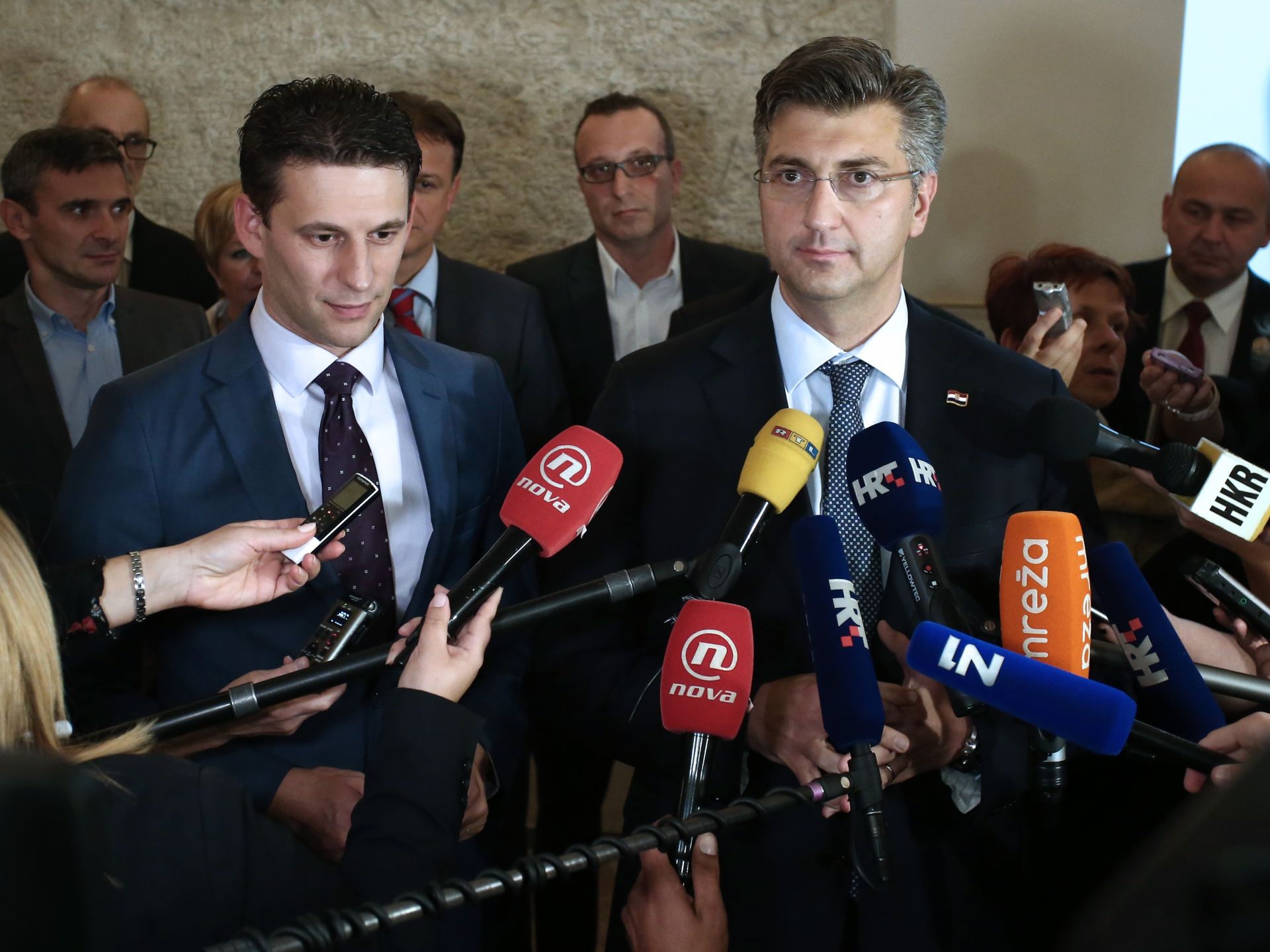 07.10.2016., Zagreb - Zajednicka izjava Andreja Plenkovica i Boze Petrova ispred replike Bascanske ploce u Saboru. Plenkovic i Petrov potvrdili su da je postignut dogovor izmedju HDZ-a i Mosta nezavisnih lista o sastavu Vlade te su otkriveni nekio detalji sporazuma o suradnji te dvije politicke stranke. 
Photo: Sanjin Strukic/PIXSELL