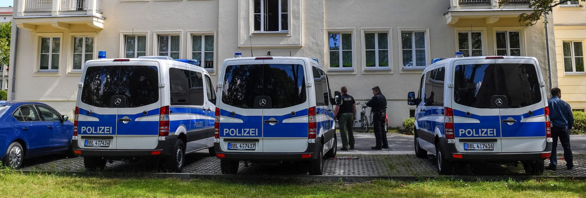 epa05492639 Police are seen during a Brandenburg SWAT team operation to arrest a 27-year-old in Eisenhuettenstadt, Germany, 17 August 2016. According to information obtained by DPA (German Press Agency), the man had planned a bomb attack with a salafistic motive at the city festival in Eisenhuettenstadt. So far, there has been no official confirmation.  EPA/PATRICK PLEUL