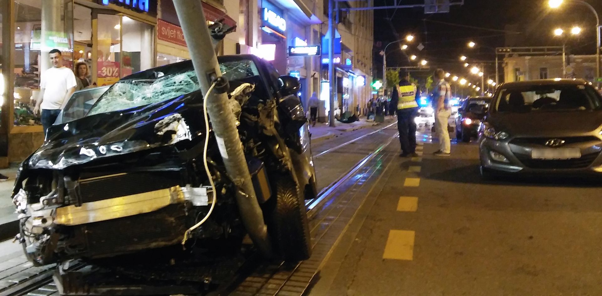 Zagreb, 11.4.2016.- U prometnoj nesreæi na Kvaternikovom trgu u Zagrebu jedna osoba je poginula. Oèevid je u tijeku.
foto HINA/ Mario MRAZOVIÆ/ ua