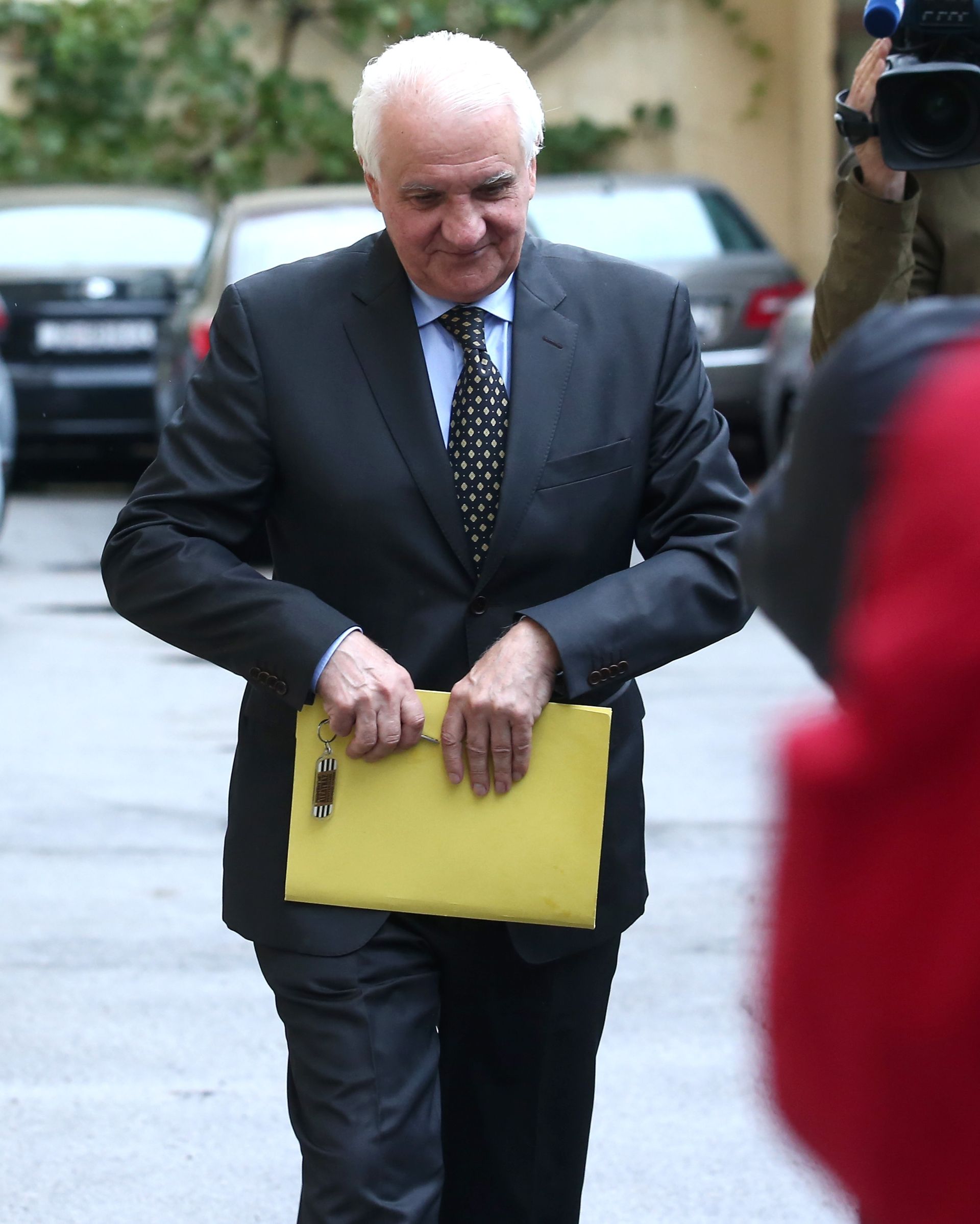 03.10.2016., Zagreb - Dekan Filozofskog fakulteta Sveucilista u Zagrebu Vlatko Previsic napustio je zgradu Pravnog fakulteta prije pocetka sjednice Senata Sveucilista na kojoj se treba raspraviti o tome ide li u mirovinu ili ne. 
Photo: Sanjin Strukic/PIXSELL