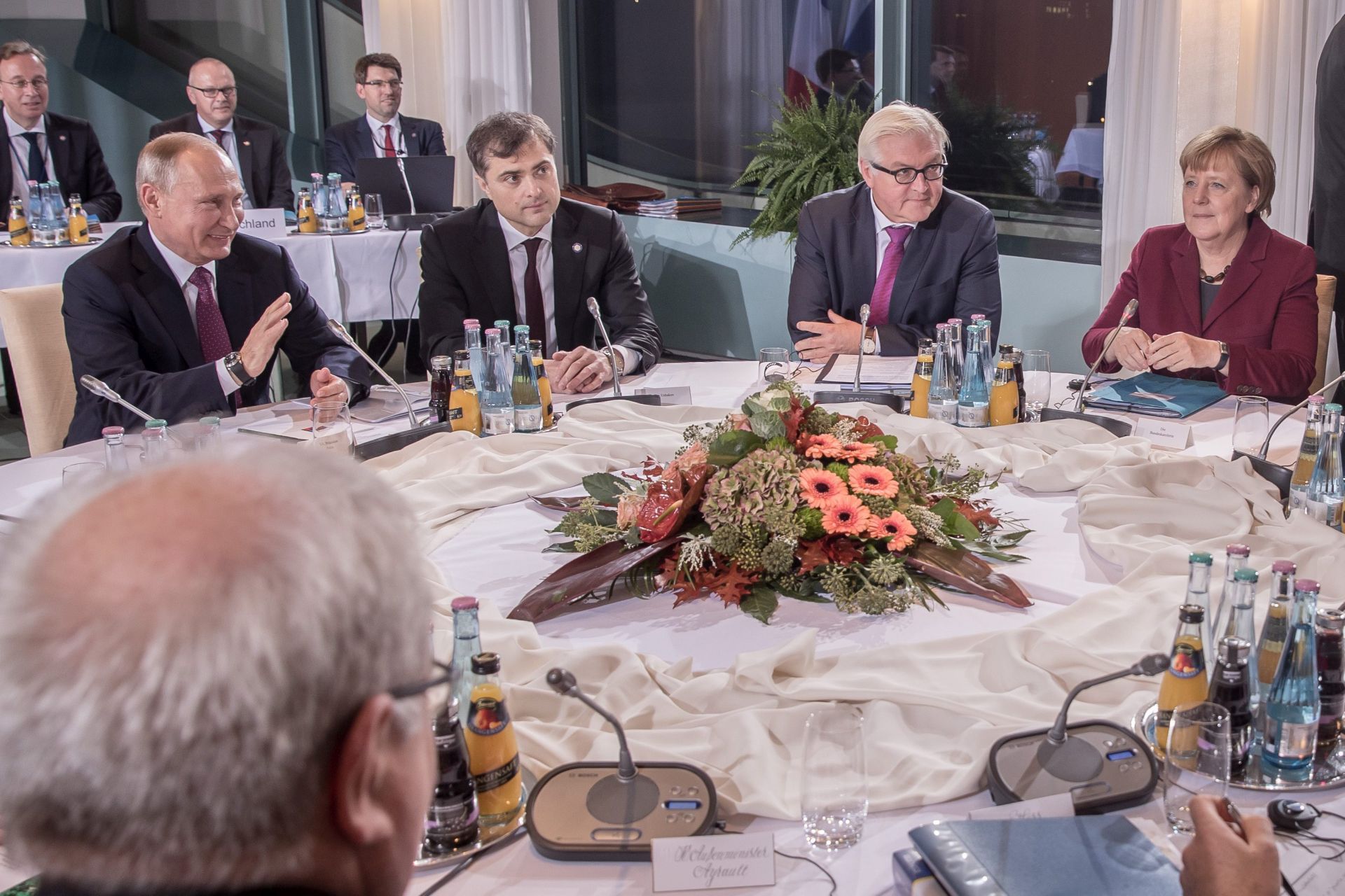 epa05592932 German Chancellor Angela Merkel (R) German Foreign Minister Frank-Walter Steinmeier (2nd R) and Russian President Vladimir Putin (L) around the table as they attend the Ukraine summit at the German Federal Chancellery in Berlin, Germany, 19 October 2016.  Leaders of Germany, France and Russia meet to discuss situation in Syria after so-called Normandy format summit on Ukrainian conflict settlement.  EPA/Michael Kappeler