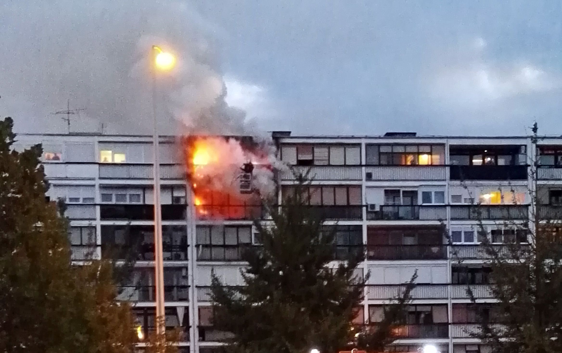 Zagreb, 12.10.2016 - U zgradi na Remetineèkoj cesti vastrogasci gase poar koji je izbio u stanu na petom katu te se dalje proirio, doznaje se u srijedu ujutro od zagrebaèkih vatrogasaca.
foto HINA/ Srðan Bakoviæ/ ds