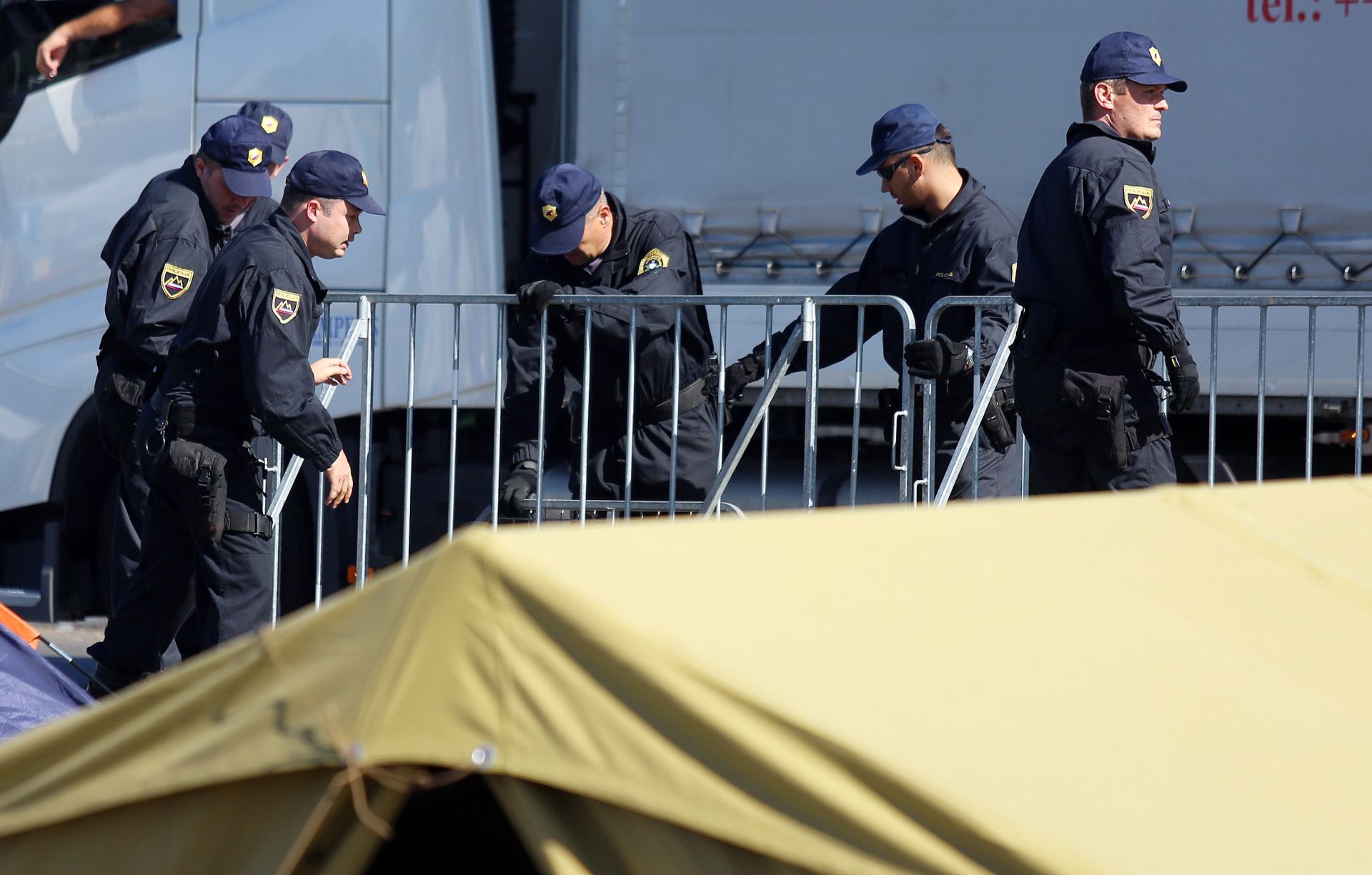 21.09.2015., Bregana - Slovenska policija postavila je ogradu na granicni prijelaz Bregana kako bi lakse kontrolirala izbjeglice ukoliko odluce doci do te granice.
Photo: Borna Filic/PIXSELL