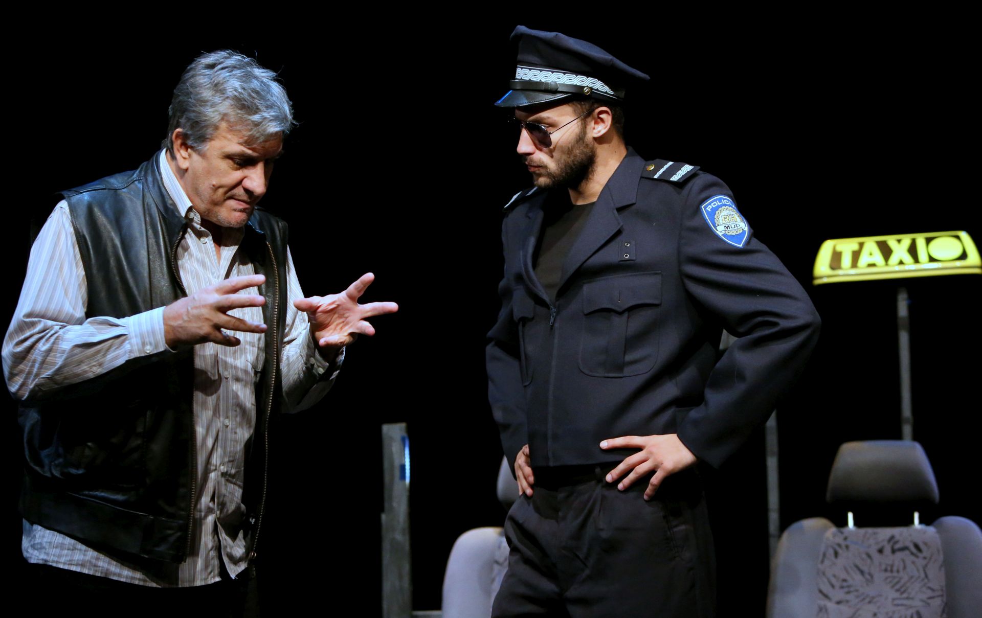 Zagreb, 7. listopada 2016. - U Teatru Exit premijerno je izvedena predstava "Taksimetar" po tekstu slovenskoga pisca Gorana Vojnoviæa i u reiji Matka Ragua. U predstavi glume Zijad Graèiæ i Robert Budak.
foto HINA / Teatar Exit / Radomir Saraðen / mm