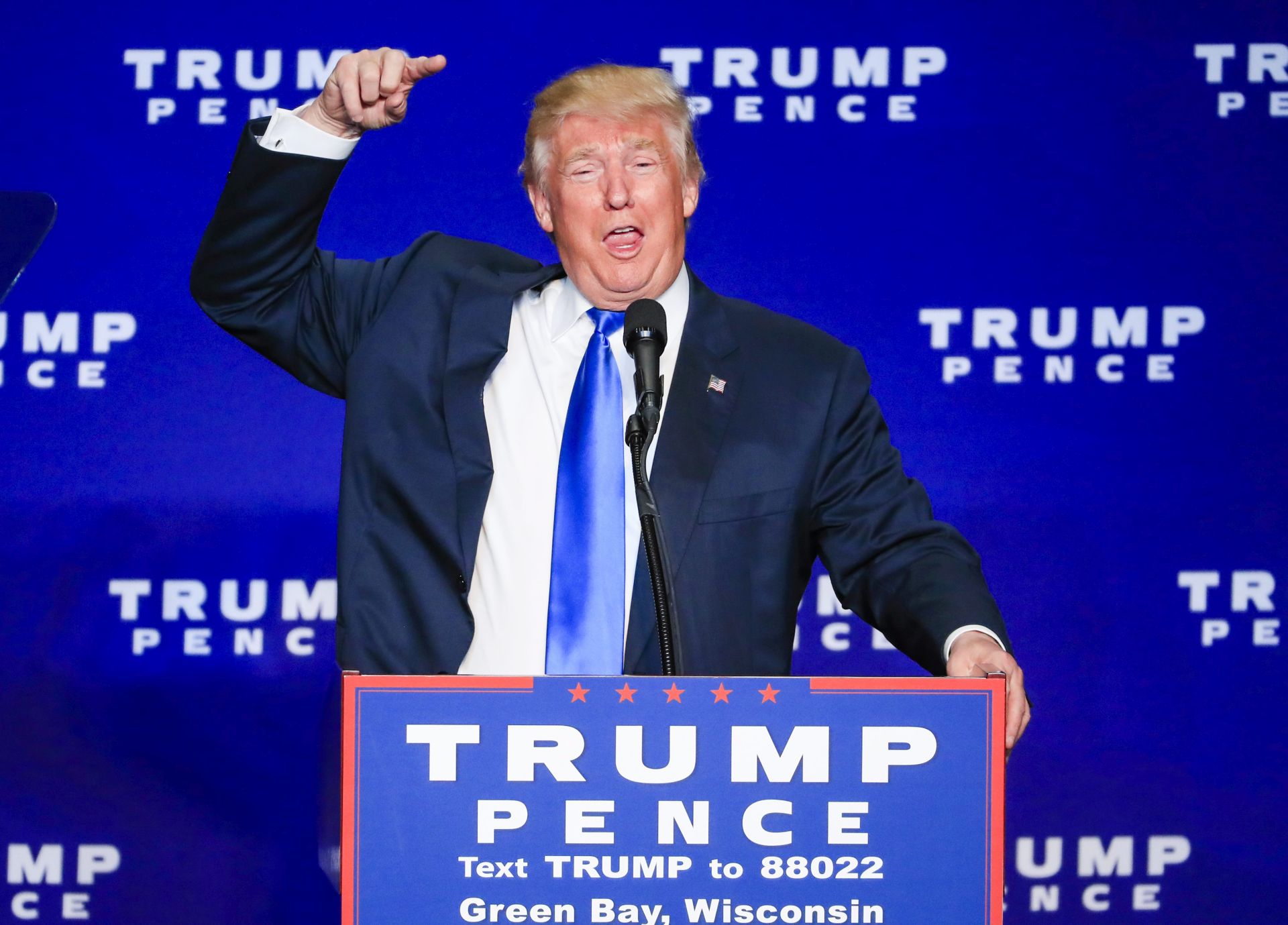 epa05589687 US businessman and Republican presidential nominee Donald Trump gestures as he speaks during a campaign rally at the KI Convention Center in Green Bay, Wisconsin, USA, 17 October 2016. Trump and Democratic challenger Hillary Clinton will meet in the final presidential debate on 19 October.  EPA/TANNEN MAURY