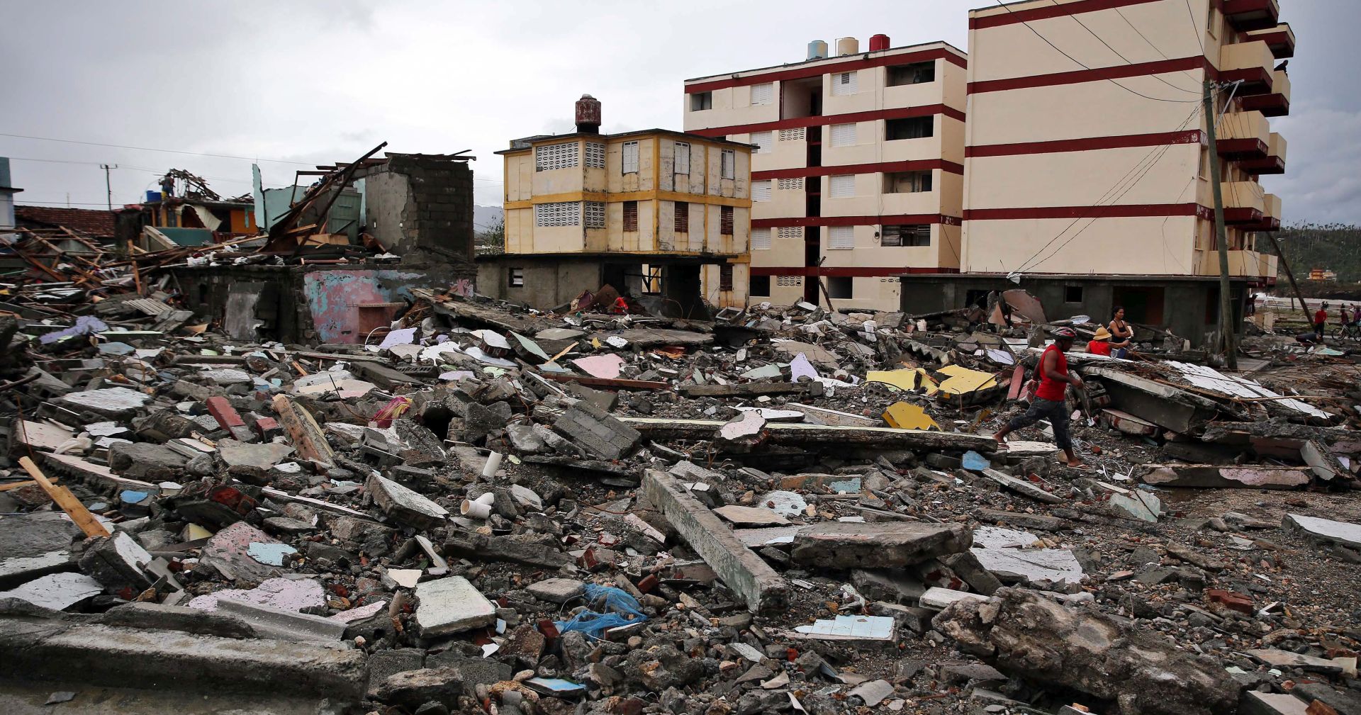 epa05571403 Cubans recover from the damage and havoc caused by hurricane Matthew in Baracoa, Cuba, 05 October 2016. Hurricane Matthew left serious damage at the eastern end of the island, with landslides, toppling electricity poles and cutting off roads by floods.  EPA/ALEJANDRO ERNESTO