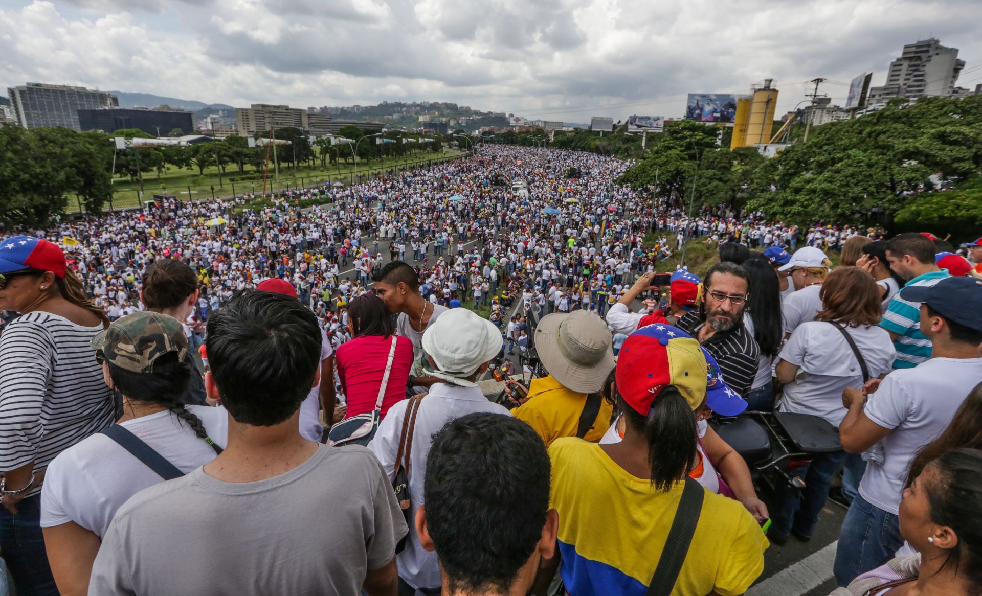 epa05604304 Hundreds of oppositors to Venezuelan government of President Nicolas Maduro participate in a demonstration in Caracas, Venezuela, 26 October 2016. Thousands of people in several cities of the country began to gather to participate in the called 'Taking of Venezuela', called as protest by opposition against what they consider a 'breakdown in the constitutional order' after the suspension of the recall referendum process by authorities.  EPA/Cristian Hernandez