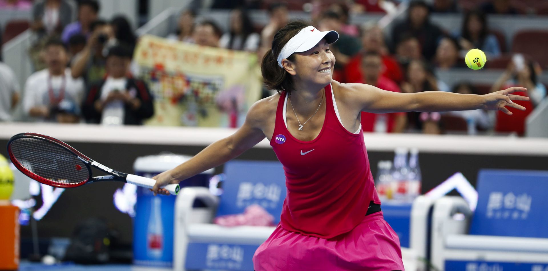 epa05567968 Peng Shuai of China returns a ball to Venus Williams of the USA during their women's first round match of the China Open tennis tournament, at the National Tennis Center, in Beijing, China, 03 October 2016.  EPA/ROLEX DELA PENA