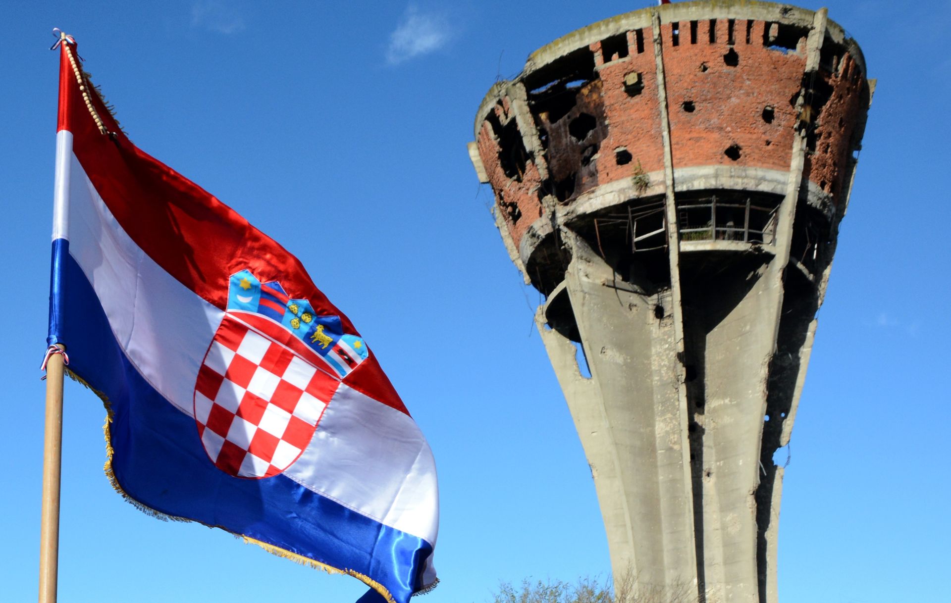 18.11.2014., Vukovar - Dan sjecanja na zrtvu Vukovara 1991. - 2014. pod sloganom Vukovar - mjesto posebnog pijeteta. 23. je obljetnica stradavanja i zrtve Vukovara u Domovinskom ratu. Sudionici Kolone sjecanja prolaze ulicama grada do Memorijalnog groblja zrtava iz Domovinskog rata. 
Photo: Goran Ferbezar/PIXSELL
