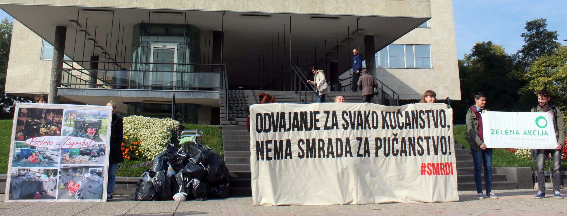 Zagreb, 13. listopada 2016. - Performansom ispred zgrade Gradske uprave Zelena akcija u èetvrtak je od gradskih vlasti zahtijevala prestanak loih eksperimenata u gospodarenju otpadom te hitnu uspostavu odvajanja otpada na kuænom pragu.
foto HINA / Zelena akcija / mm