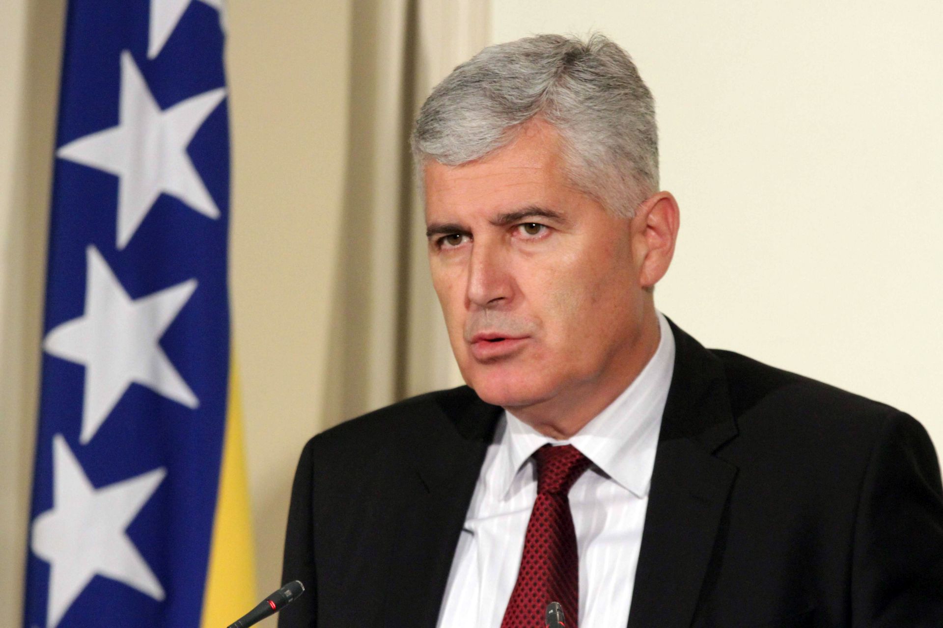 Sarajevo, 3. listopada 2016. - Predsjednik HDZ Bosne i Hercegovine Dragan Èoviæ (na fotografiji) kazao je u ponedjeljak kako je veoma zadovoljan rezultatima to ih je njegova stranka ostvarila na nedjeljnim opæinskim izborima u toj zemlji, no istodobno je ocijenio kako uèestali izborni ciklusi u njoj nisu dobro rjeenje te kako bi ubuduæe lokalne izbore trebao odravati zajedno s opæima svake èetiri godine.
foto HINA / Emir BURLOVIÆ / FENA / mm