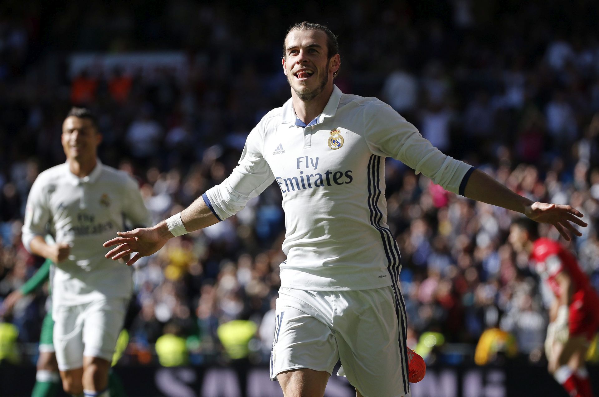 epa05619675 Real Madrid's Welsh forward Gareth Bale celebrates scoring the 2-0 lead during the Primera Division match between Real Madrid and Leganes held at the Santiago Bernabeu Stadium in Madrid, Spain, 06 November 2016.  EPA/MARISCAL