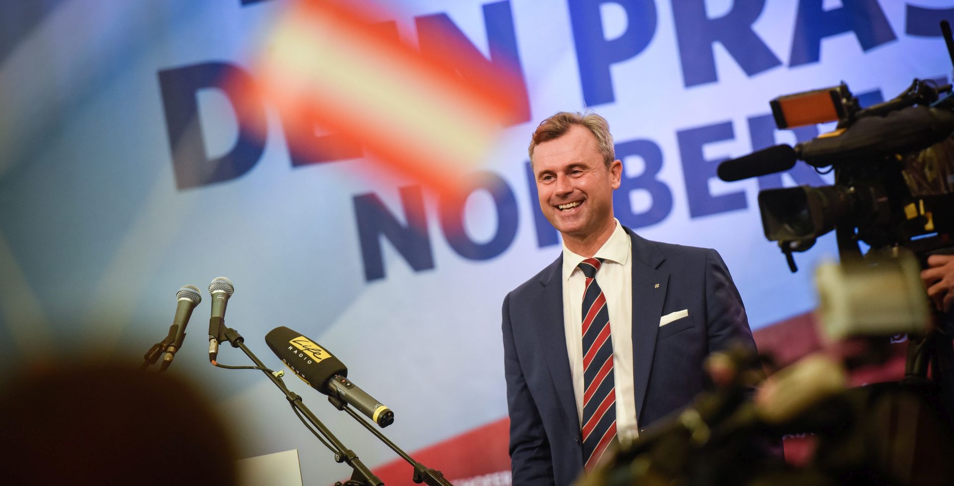 epa05533124 Right-wing Austrian Freedom Party (FPOe) presidential candidate Norbert Hofer delivers a speech at the kick-off rally to the repeat of the Austrian Presidential election runoff in Wels, some 200 kilometers western of Vienna, Austria, 10 September 2016. The Austrian Constitutional Court had overturned an earlier result of the Austrian Presidential election, after the FPOe complained of alleged irregularities in the postal ballot. The repeat of the Austrian Presidential election runoff will take place on 02 October 2016.  EPA/ALEXANDER SCHWARZL