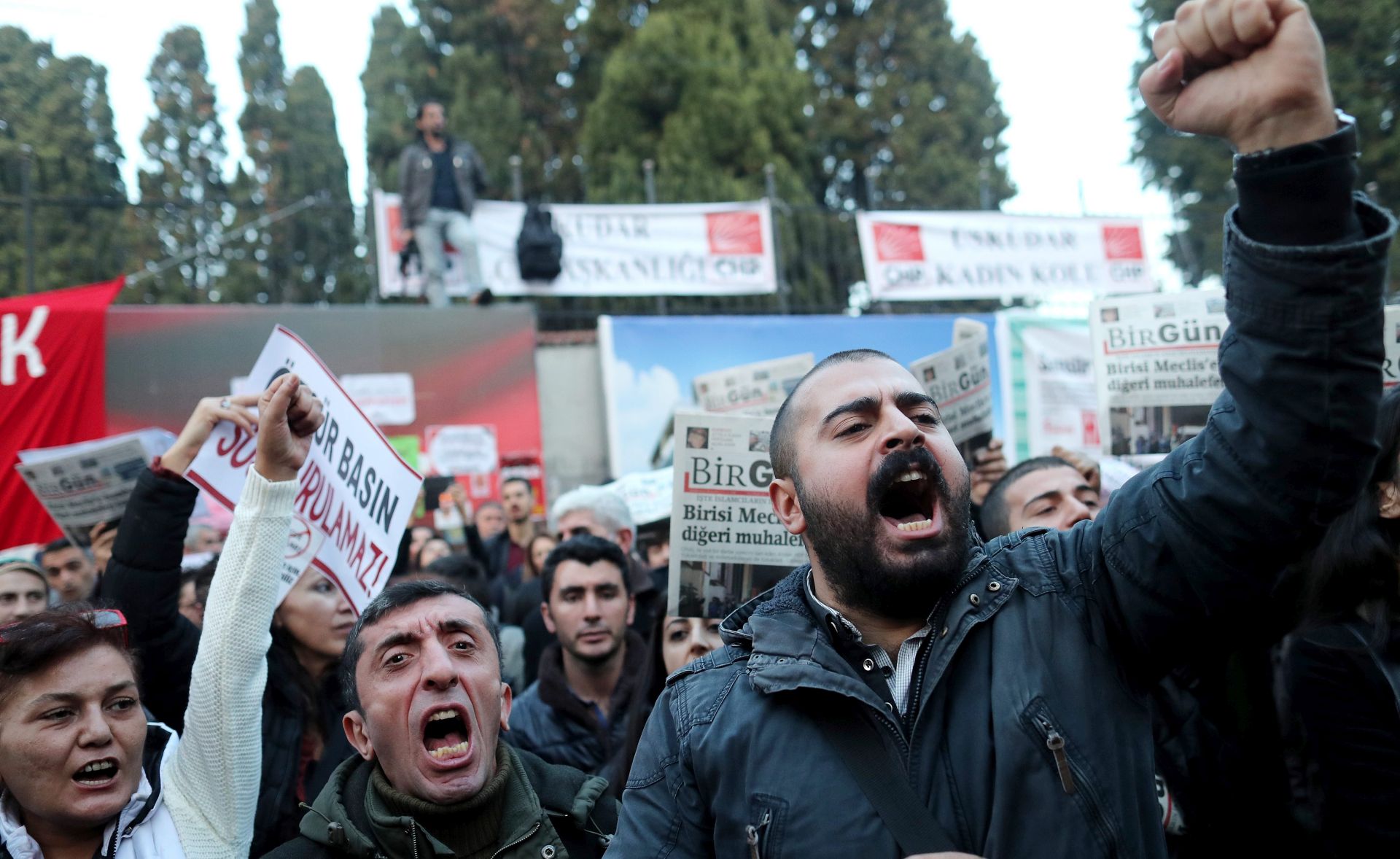epa05618875 People chant slogans in front of the headquarters of Cumhuriyet daily newspaper in Istanbul, Turkey, 05 November 2016. Turkish police detained the editor-in-chief Murat Sabuncu, columnist Hikmet Cetinkaya of the opposition newspaper Cumhuriyet in Istanbul and issued 13 arrest warrants for journalists and executives during a police operation on 31 October 2016.  EPA/SEDAT SUNA