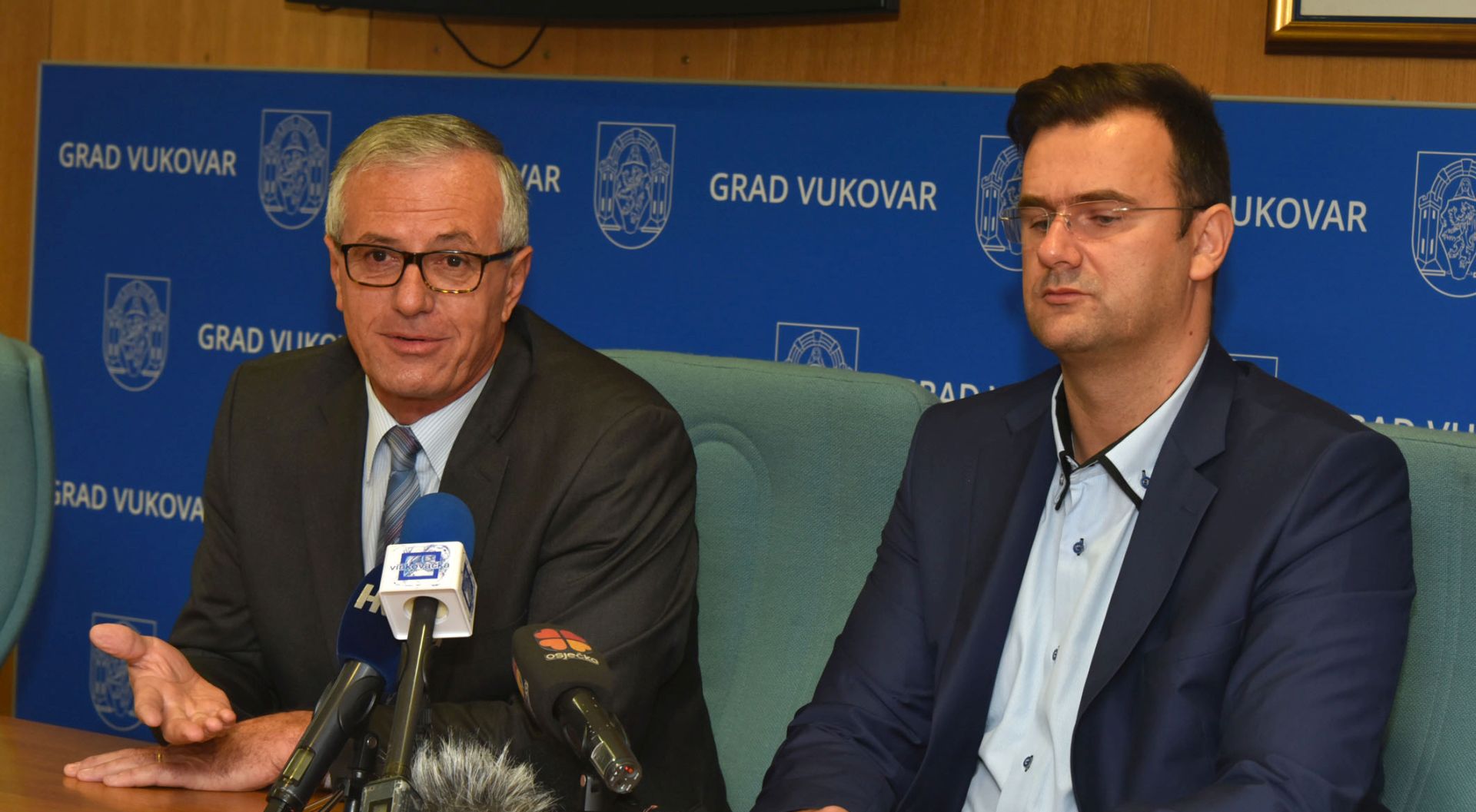 Vukovar, 5.11.2016. - Predsjednik Gradskog vijeæa Grada Vukovara Igor Gavriæ (D) i zamjenik predsjednika Pilip Karaula (L) u Velikoj gradskoj vijeænici odrali su konferenciju za medije na temu: osvrt na reakcije zakljuèka tematske sjednice Gradskog vijeæa Grada Vukovara - kanal Dunav-Sava.
foto HINA/ ml