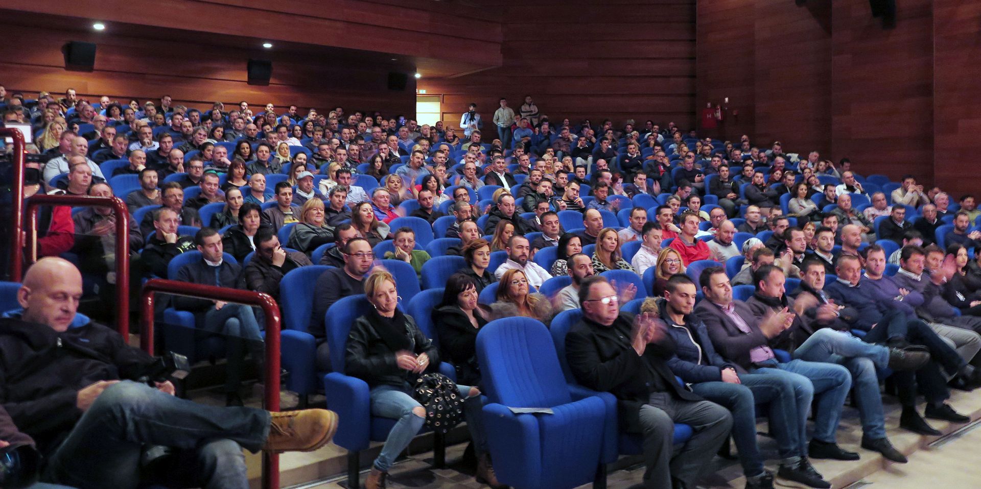 Pazin, 21.11.2016 - Petstotinjak ugostitelja iz Istre, Primorja i Dalmacije u ponedjeljak naveèer su s  prosvjednog skupa odranom u Pazinu na temu "Protiv poveæanja PDV-a u ugostiteljstvu na 25 posto" pozvali ministra turizma Garija Kapelija da se iduæih dana do izglasavanja u Saboru poène ustrije zauzimati za interese hrvatskog turizma a samim time i ugostitelja dok su predsjednika hrvatskog Sabora Bou Petrova pozvali da shodno predizbornom obeæanju Mosta da se porezi neæe poveæati, stane na stranu ugostitelja. 
foto HINA/ Daniel SPONZA/ ua