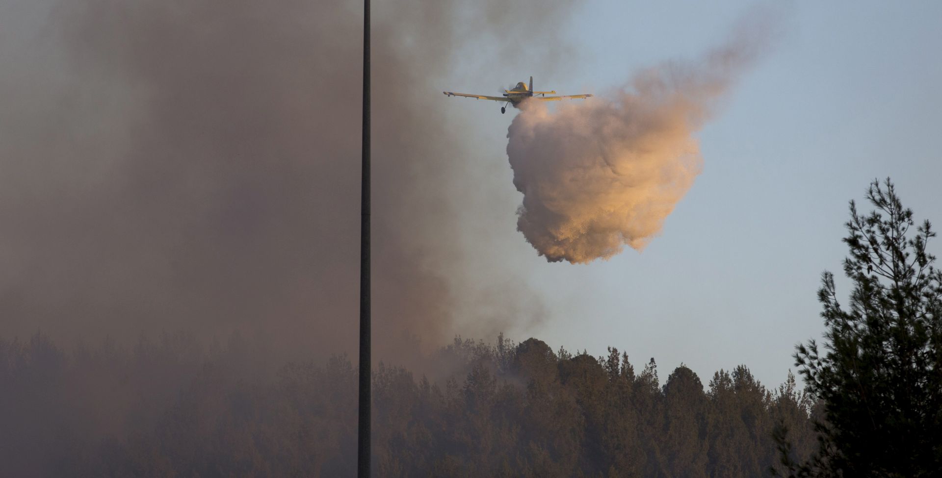 EPA/JIM HOLLANDER